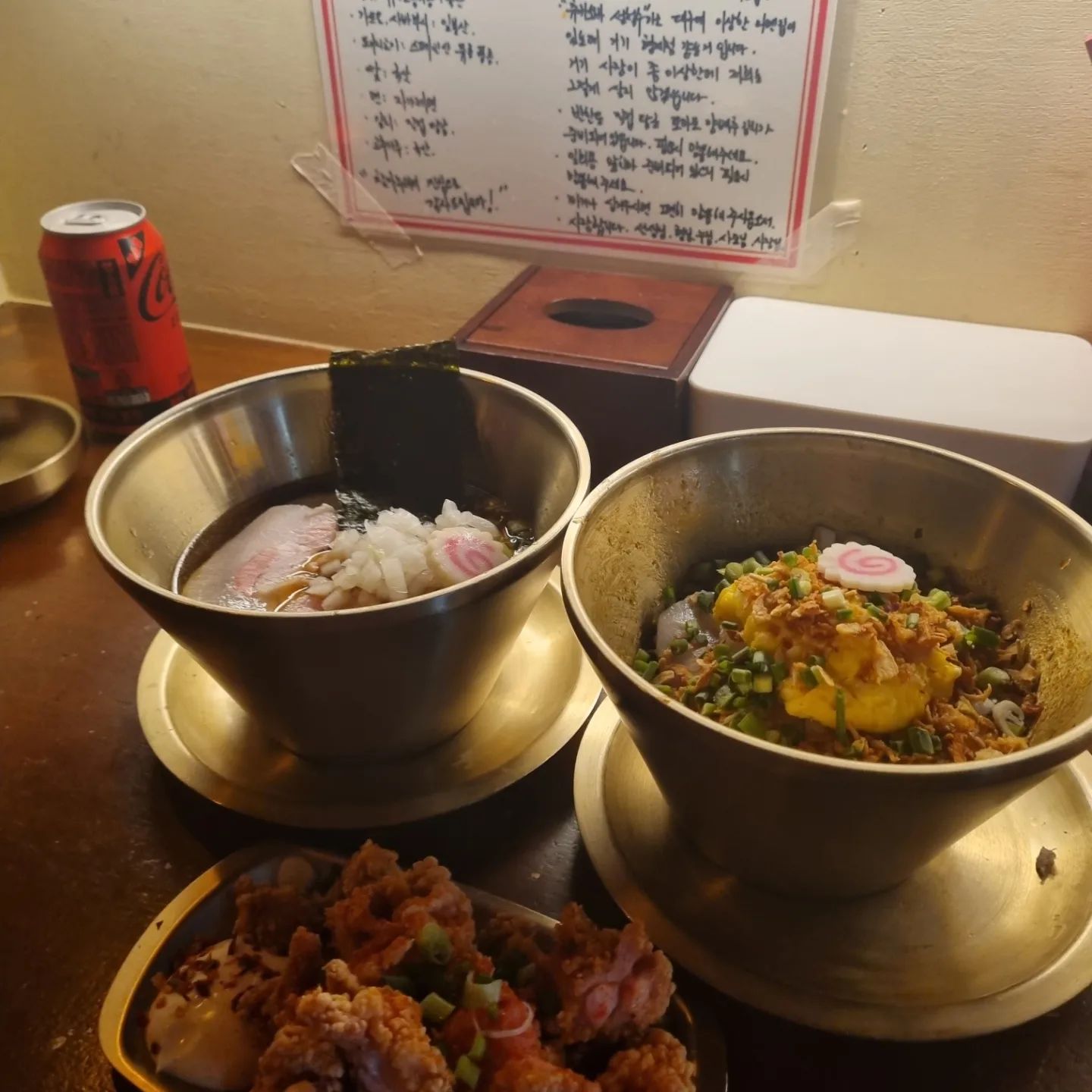 창원 일본라멘 전문점 이케멘스 웨이팅 후 입장
츄카소바, 베지타면, 아부라소바 이렇게 세가지로 나누어져 있어 취향껏 고르면 될듯합니다.

저는 라멘 2종고 닭가리아게, 만두까지 주문

이케멘스 가장 큰 강점이 자가제면을 사용한다고 합니다.
면이 조금 두툼한 편인데 쫄깃쫄깃 탱탱
차슈 한점 올려 먹으면 완전 꾸르미맛

사장님부터 직원분들 모두 친절하시고 다찌형식으로 되어있어 혼밥하시러 오시는 분들에게도 추천드리는 곳입니다

매일 11:00 ~ 23:00
주차가능

#이케멘스 #창원라멘 #창원라멘맛집 #창원일식 #창원중앙동맛집 #창원중앙동라멘 #창원중앙동일식 #창원중앙동점심 #중앙동점심 #창원점심 #창원점심맛집 #창원라멘추천 #창원점심 #이케멘스창원중앙