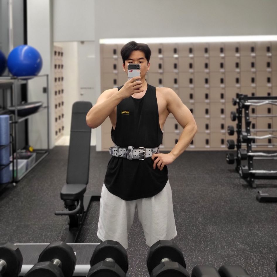 😎탱하😎

어제는 설날 연휴라 헬스장이 다 닫아서 강제종료당했어요!!
그저께 피드를 놓쳐서 늦게나마 올립니당 ㅎ_ㅎ

피드를 계속 봐주시는 고마운분들은 아시겠지만 워낙 잘먹어서 
살이 계속찌고있어요ㅇ_ㅇ;;;

운동 처음 시작했을때 73kg로 시작했는데 지금은 86kg에 육박한답니다!
대신 골격근도 32로 시작했는데 지금은 40이에요 ^.^v

그래서 뭐먹었냐구요...??
저도 살면서 처음먹어보는 음식인데 보일링크랩??(약간 미국식 해물찜)
현지에서 먹는거랑 맛이 비슷하다고 하는데 현지에서 안먹어봐서...난 모름
근데 양념이 너무 제스타일이고 저 양념에다가 갈릭라이스도 비벼먹고
파스타면더 비벼먹으니까 진짜진짜 맛있어요!! 다들 한번쯤 맛보시길 바래요!!

이제 연휴도 하루정도 밖에 안남았는데 다들 푹 쉬고 마지막날까지
맛있는 음식 많이들 드세용~~^^

오늘도~ 잘 먹었습니다😗
.
.
.
.
.
#운동 #운동하는남자 #운동하는직장인 #health #헬스 #헬린이 #헬린이 #일상
.
#음식 #food #foodstagram #헬탱이 #먹탱이 #소통 #선팔 #맞팔 #먹스타그램 #맛스타그램 #맛집 #팔로우 #follow #f4f