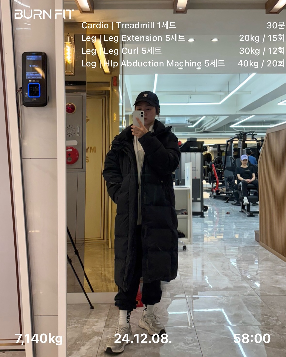 키보드팡팡햇으면 억울하지는 않지…
인체공학 키보드쓰면서 손목 아픈건 무슨일이람
하체라도 해보려구 머신쓰는데 손잡이 잡을때마다 우득거린다 🥲🥲
나 이제…노화가 온걸까…?
앞으로 2주!!!남은 연말 어떻게 관리할까 고민중 💨💨