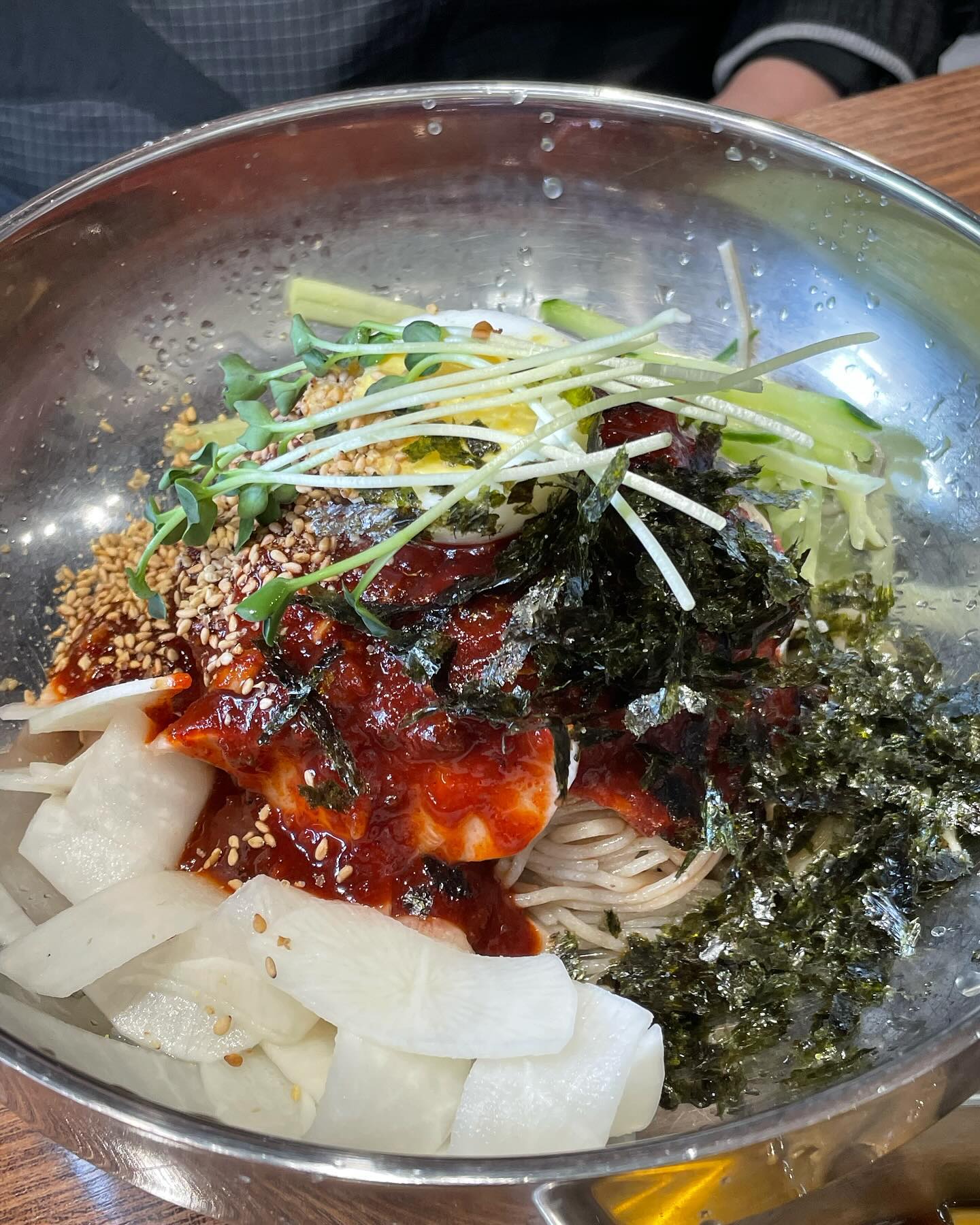 소래산 정상 찍고! 만의골 먹자골목에서 먹은 막국수✌️ 
온막국수는 처음이었는데 육수가 맛있어서 좋았고, 비빔은 말해 무엇하랴😆 메밀향이 좋아서 더 맘에 들었던 달빛메밀! 다음 소래산 등산 때 또 가봐야지

#소래산 #소래산정상  #소래산맛집 
#만의골맛집 #만의골 #달빛메밀 #먹스타 #먹부림기록