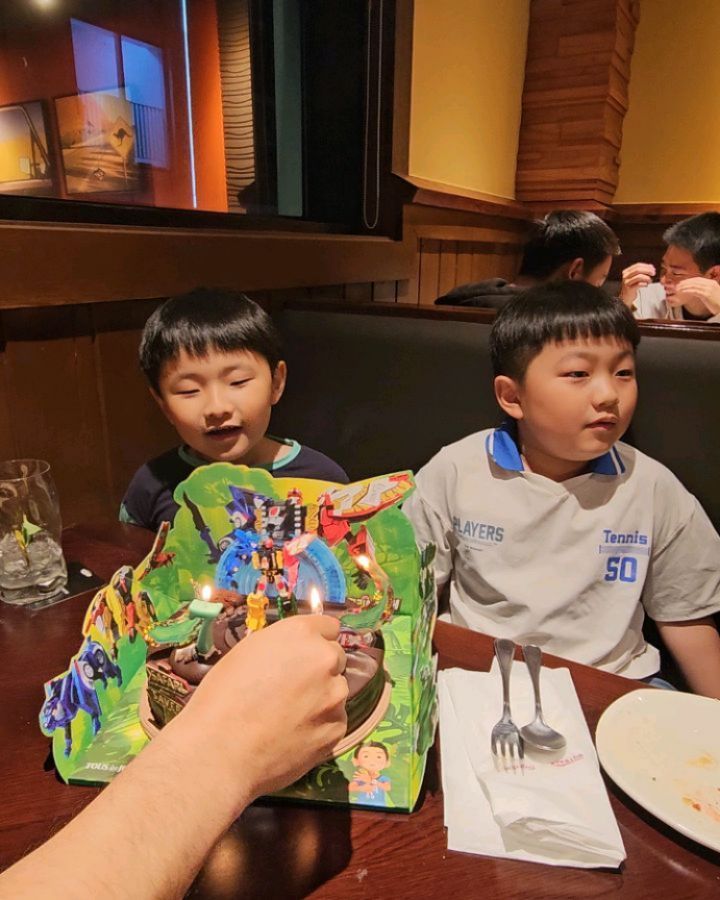 행복했던 유준이 7살 생일❤️

아침의 미역국은 잘 먹지 않았지만...^^...
아웃백에서 토마호크는 참 잘 먹던...^^...
7살 된 우리 둘째 엉아 ㅋㅋㅋㅋㅋㅋ

그놈의 헬로카봇은 그만 사고 싶은데
좋아하는 모습 하나 볼라고 사준다 진짜 ㅋㅋㅋ
올해는 이모 덕분에 더 행복🤭

그렇게 노래 부르던 아웃백에서의
생일축하 노래로 축하도 받은 경험😉
평생 간직하렴ㅋㅋㅋㅋㅋ
학교 가면 더이상 못할거 같다 이제 창피한듯..ㅋㅋ
선물 뜯을때가 더 행복해보인다?

엄마 아들로 태어나줘서 너무 고맙고
항상 이렇게 건강하고 밝고 행복하게 자라줘서 고마워
그리고 엄마말 조금만 들어줄래..? 사랑해😝