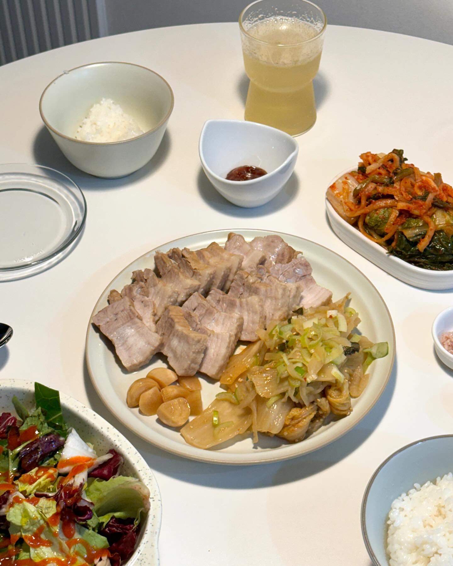 수육이랑 김장김치❤️

엄마가 두툼한 삼겹살이랑 김장김치를 잔뜩 주셔서
바로 수육 만들어봐써여😆

수육 처음 해보는거였는데 냄비 사이즈를 잘못 픽했는지 
중간에 물 넘치고 난리나긴했지만😂
그래도 먹어보니 엄마가 해주던 그 맛이라
신기해하면서 맛있게 먹었어요💛

요번에 담근 김장김치 말고 
전에 받은 묵은지 김치도 좀 남았길래
참기름+설탕약간+깨소금 많이+대파송송 조물조물 무쳤더니
수육이랑 아주 찰떡이었습니당ㅎㅎ😋

#저녁밥상🍚 #저녁메뉴🍴 #집밥요리 #신혼밥상 #수육맛집 #수육만들기 #묵은지요리 #묵은지 #김장김치
