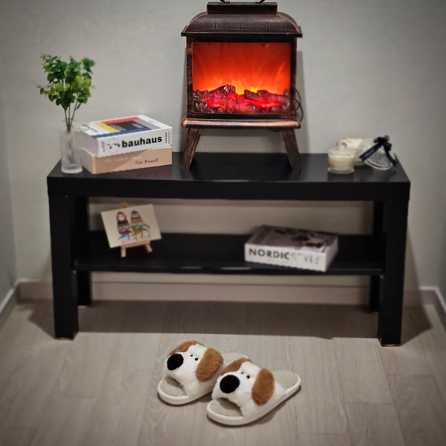 협찬

요즘 집에서 신고 다니는
귀여운 투제이쓰 
#바둑이슬리퍼 에요!!🧶

안쪽에 기모 안감이라서
아주 따뜻하더라구요
수족냉증 있어서 발이 엄청
차가운데 따뜻해서
계속 신게 되는 #겨울실내화

일단 푹신푹신한 소재로
집에서 다닐때 발도 편하고
층간소음 방지에도 좋은👣
강아지 #털실내화

컬러는 아이보리, 베이지 있고
저는 베이지로 신고 있는데
바둑이 강아지 캐릭터가 너무 귀여워요~🧸

요즘 너무 추운데
집에서나 회사에서 어디서나
귀엽고 폭신하면서 따뜻하게 편하게
신고 다닐 털 슬리퍼 찾고 계신다면
투제이쓰 바둑이슬리퍼 알아보세요!🧺

🪧
https://smartstore.naver.com/juty/products/9530177352

#슬리퍼 #겨울슬리퍼 #겨울거실화
#실내화 #패션 #패션아이템 #신발