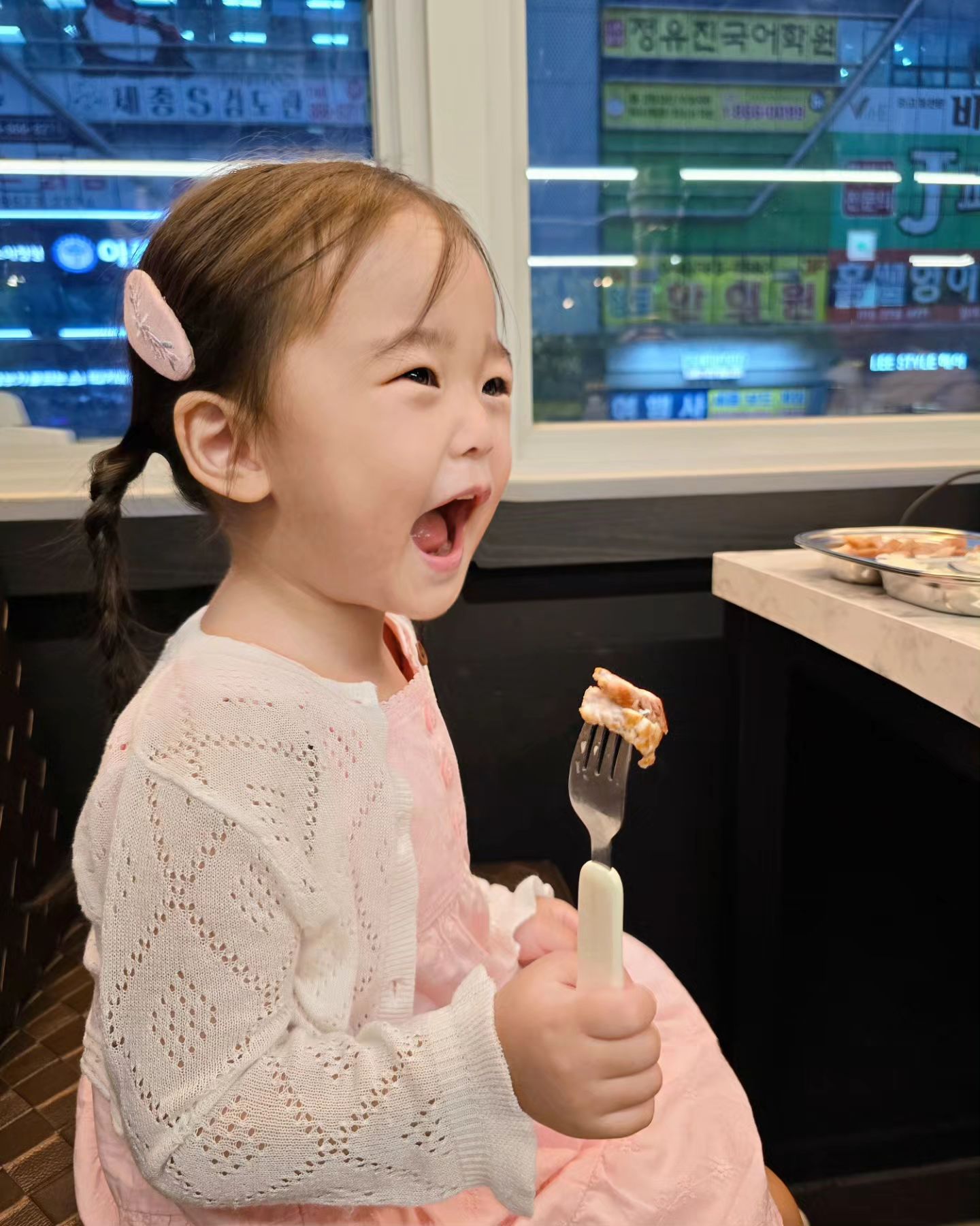 #협찬 × 낙원 세종본점

세종시 아름동에 위치한 낙원 세종본점에서 
조아랑 맛있게 기름칠하고 왔어요! 🐷

낙원 세종본점은 축산 직영 돼지고기 전문점으로 직접 키우고 좋은 돼지만 엄선해서 판매한다고 해요! 
그래서 고기가 정말 신선하고 맛있어요! 🐖

저희 가족은 한돈 꽃목살을 먹었는데 숙성 냉장고에서 숙성한 고기라 그런지 육질이 부드럽고 깊은 맛이 일품이었어요!
조아도 맛있는지 완밥해서 기분이 좋았답니다!😋

매장은 넓고 룸도 있어요! 
아이들 놀이공간도 따로 있어서 조아는 식사가 준비되는 동안 놀이공간에서 레고도 맞추고 책도 보고 놀았답니다! 
덕분에 엄빠는 편하게 고기 굽굽 했어요!🥩

후식으로 낙원 라면까지 맛있게 잘 먹었어요! 
고기 먹고 라면은 진리인 거 아시죠?!🍜

직원분들도 친절하셔서 더욱 기분 좋은 식사를 할 수 있었어요!💕

저희 가족은 앞으로도 자주 방문할 예정이에요!🤗

🏷𝑻𝒉𝒂𝒏𝒌 𝒚𝒐𝒖 nakwon_sejong

📍낙원 세종본점
-주소: 세종 보듬 3로 95 2층 206호, 207호
-영업시간:
화요일-금요일: 11:30 - 21:30 (라스트 오더 21:00)
토요일-일요일: 12:00 - 21:00 (라스트 오더 20:30)
브레이크 타임: 15:00 - 17:00
매주 월요일 정기휴무

#세종고기집 #세종양념갈비 #세종회식 #낙원세종본점 #세종시맛집 #아름동맛집 #세종시가족외식 #세종시놀이방식당 #세종시룸식당 #한돈꽃목살 #낙원라면 #가족외식추천