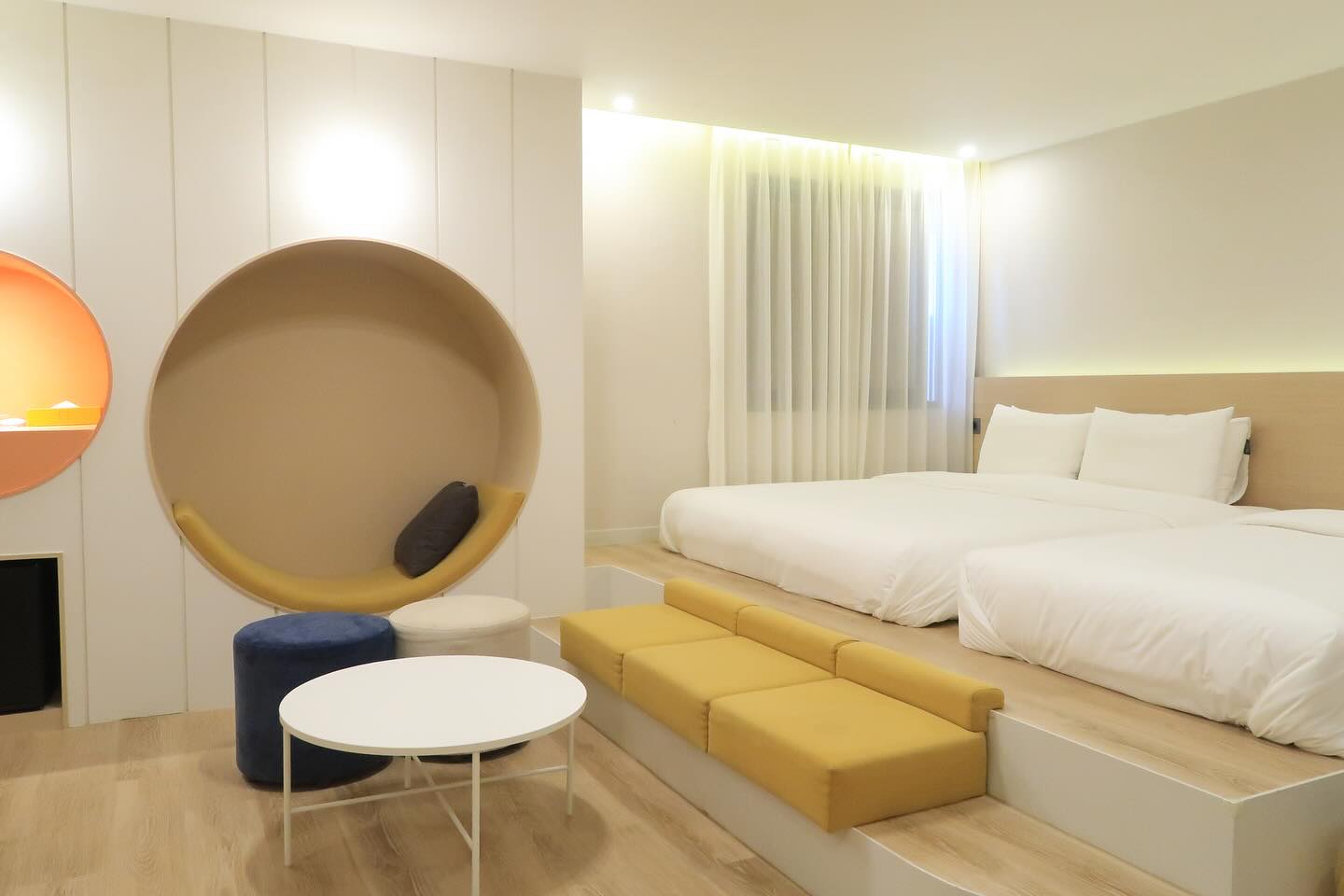 #광고
#양산버튼호텔 종합운동장점
풀빌라객실🛁

대실도 가능해서
’코지풀빌라‘는 10만원대로 5~6시간 대실
더 큰 사이즈의 ’버튼풀빌라‘는 20만원대로 대실이 가능해요! 

가족탕을 가거나 아이들 물놀이 하러 갈 때 
깔끔한 시설에 여러명이 함께 이용할 수 있으니까 
두 집, 세 집 함께 이용하면 가성비 최고👍

로비에서 과자, 커피, 음료 등도 자유롭게 이용 가능하니까
엄마들은 커피타임 가지면서 힐링 어떠세요☕ ️

📍주소 : 경남 양산시 북안북1길 10-9 버튼호텔 종합운동장점
📍전화 : 0507-1372-7525
📍주차 가능
.
.
.

#양산키즈호텔 #양산풀빌라 #양산키즈풀 #양산키즈풀대여 #양산키즈풀빌라 #양산수영장 #양산아이와 #양산아이랑 #양산키즈텔 #양산호텔 #양산숙소 #양산호텔추천 #버튼호텔양산종합운동장점 #양산가성비호텔 #양산호캉스