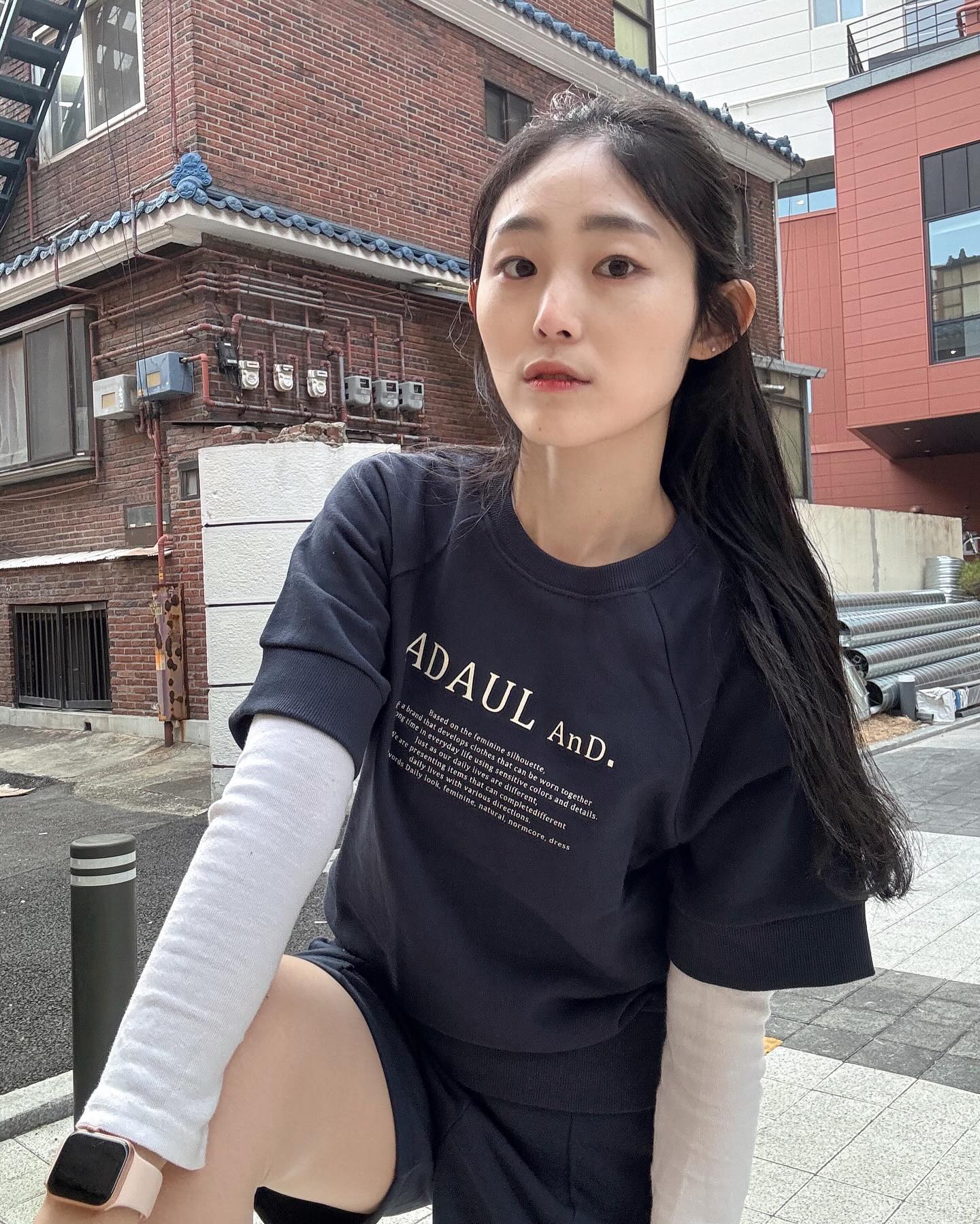 #광고 adaul_official 
어다울 로고 맨투맨과 스웻펜츠에 긴팔 티셔츠로 레이어드 코디해보기 💙
⠀
편안한 착용감과 계절별로 레이어드 코디로 다양한 연출 가능 ! 맘에 쏘옥 !
.
.
.
#어다울 #adaul #스웻셔츠 #반팔맨투맨 #반바지 #셋업 #추리닝 #트레이닝복 #런닝