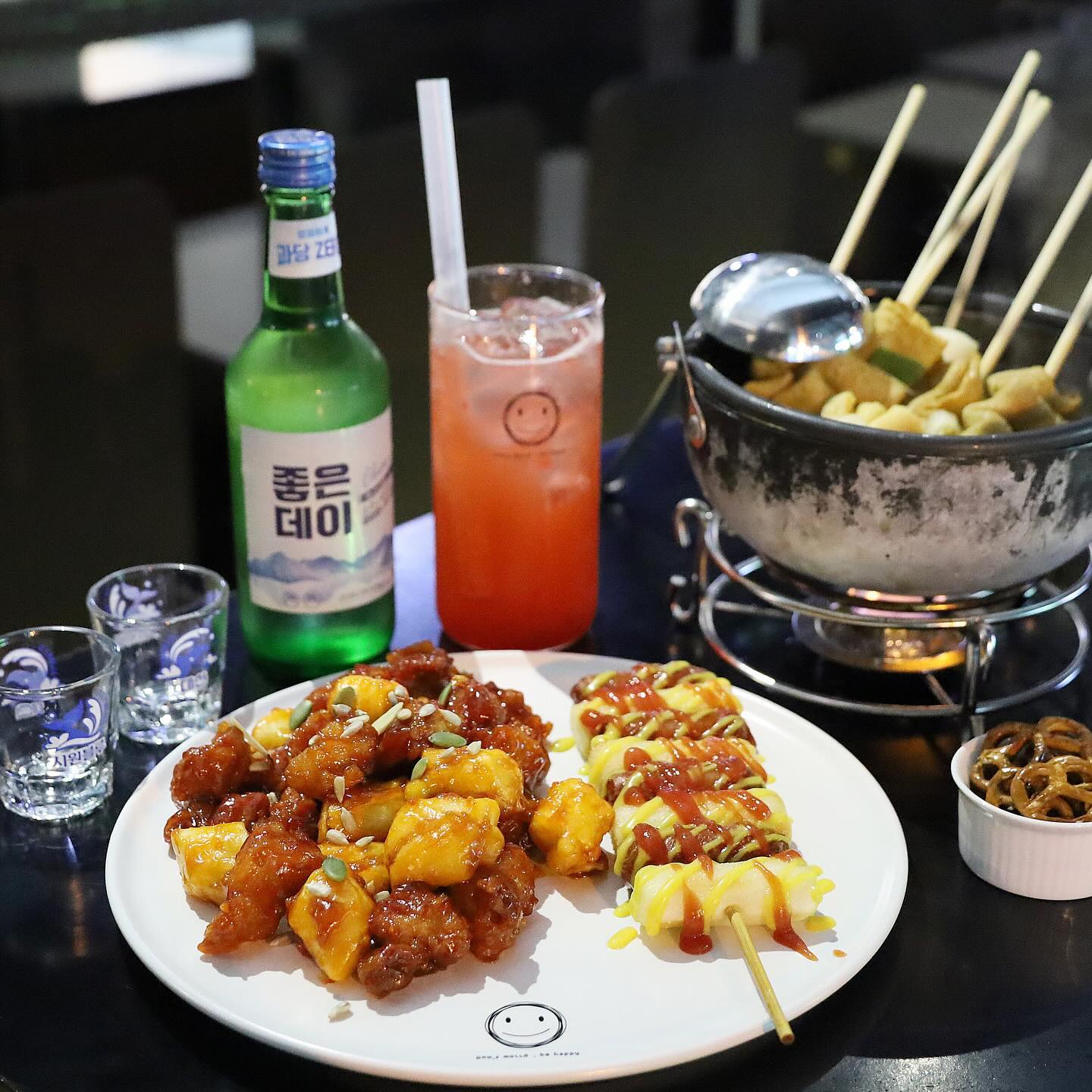 ☺️☺️
분위기 좋은 #술집 찾아갔는데
울트라 캡숑 맛있는 안주가 따라왔네 
여기는 찐 #안주맛집 #돈워리비해피
dwbh_ulsan 
.
위로 받는 듯한 차분하고 따뜻한 분위기
한편으로는 모던하고 세련된 감각적인 분위기
거기다 낮엔 포토포인트까지 완벽
.
술도 마실 수 있는데
원래 낮엔 #브런치카페 라서 음료류도 다양해
술에다 #자두에이드 조합 증말 꿀이다잉 😌
여기가 사실 #울산하이볼맛집 #울산생맥주맛집 이래
꽤 괜찮은 술집이라규
.
안주로 어묵탕, 순살치킨 주문했는데 다 맛있고
의외로 술집인데 가격도 괜찮았당
넘나 알찼던 #울산옥동술집 #울산옥동맛집
#울산대공원카페 #울산대공원술집 #울산브런치카페
#울산옥동브런치 #울산옥동카페 #울산옥동브런치카페 
#울산법원맛집 #울산법원카페 #울산하이볼 #울산술집
#울산카페 #울산맛집 #울산펍 #울산옥동펍 #울산호프집
#먹방 #맛집 #술집 #안주맛집