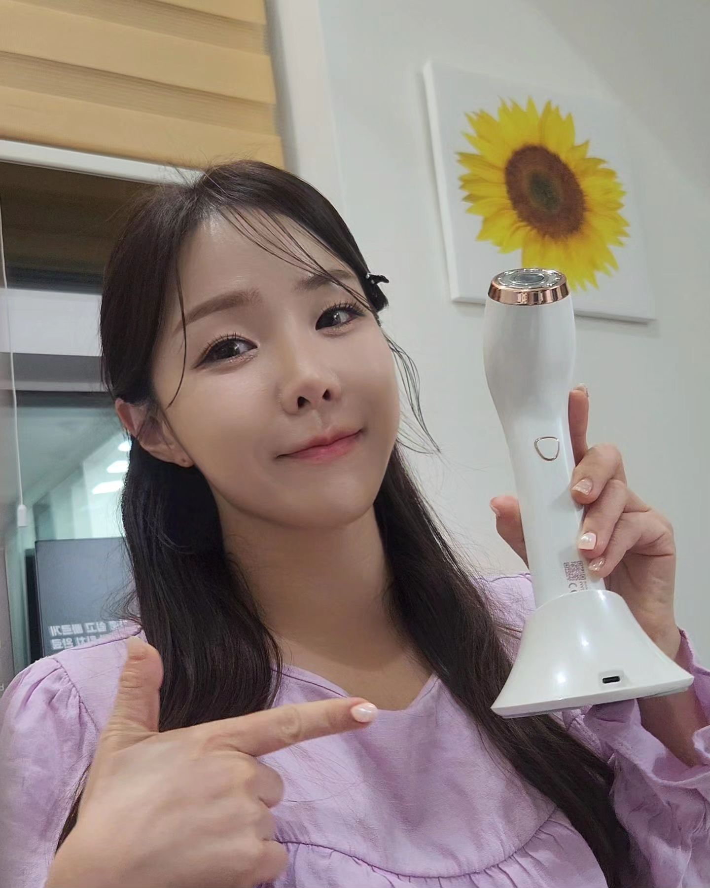 #광고
피부 주름,탄력,미백..고민 해결방법은??
(✅️비포애프터사진있음)

봄이 되니 더 건조해지고 시간이 갈수록 벚꽃 떨어지듯.. 떨어지는 탄력..깊어지는 잔주름들.. 피부는 진짜 관리하냐, 안하냐에 따라 큰 차이가 있는 것 같아요! 저는 꾸준히 #듀얼소닉맥시멈 과 함께 하고 있는데요!!

아무리 좋은 화장품도 잘 흡수되야 그 유효성분을 온전히 받고 효과를 얻을 수 있는거 아시죠? 그래서 저는 전반적인 탄력, 피부톤 개선과 더불어 화장품 유효성분의 빠른 흡수에 도움을 주는 #코스업모드 를 거의 매일 이용하구 있어요><

스킨케어중에 바로! 또는 마스크팩을 하고 나서 사용하면 더 좋앙💕 진짜 금방 흡수되서 5분만에 뚝딱♡ 메컵전에 해주면 들뜸없이 촥촥 밀착되서 기분까지 좋아지더라구용><

그리고 각 모드별로

✔️페이스업(주1회)-탄력,재생

✔️아이업(주1회)-잡티개선,진정

✔️타이트업(2일1회)-탄력,재생

✔️데일리업(2일1회)-피부회복,피부결개선

을 위해 주기적으로 이용중🩷
확실히 피부탄력과 결이 좋아진거 느껴지시죵? 매력만점 듀얼소닉맥시멈으로 피부컨디션 끌어올려어~~♡♡

dualsonic_official

#듀얼소닉서포터즈5기 #듀얼소닉맥시멈 #고주파마사지기 #뷰티디바이스 #가정용울쎄라
#미녀와순정남 #듀얼소닉신사점 #뷰티디바이스추천 #피부관리#듀얼소닉실사용후기, #듀얼소닉맥시멈후기 #피부관리기기 #피부관리기 #미용기기 #피부관리팁, #피부관리꿀팁#피부홈케어 #홈케어#홈케어기기 #셀프관리#셀프피부관리