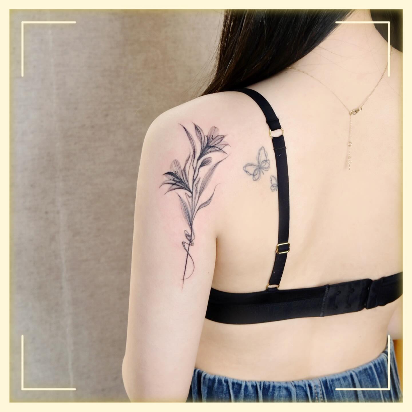 Black work flower 🖤
.
.
Tattoo👉DM / Open kakao
.
.
.
.
.
.
#hongdaetattoo #flowertattoo #blackworktattoo #shouldertattoo #koreatattoo #韓国タトゥー #花タトゥー #女子タトゥー #홍대타투 #블랙워크 #꽃타투 #어깨타투 #여자타투