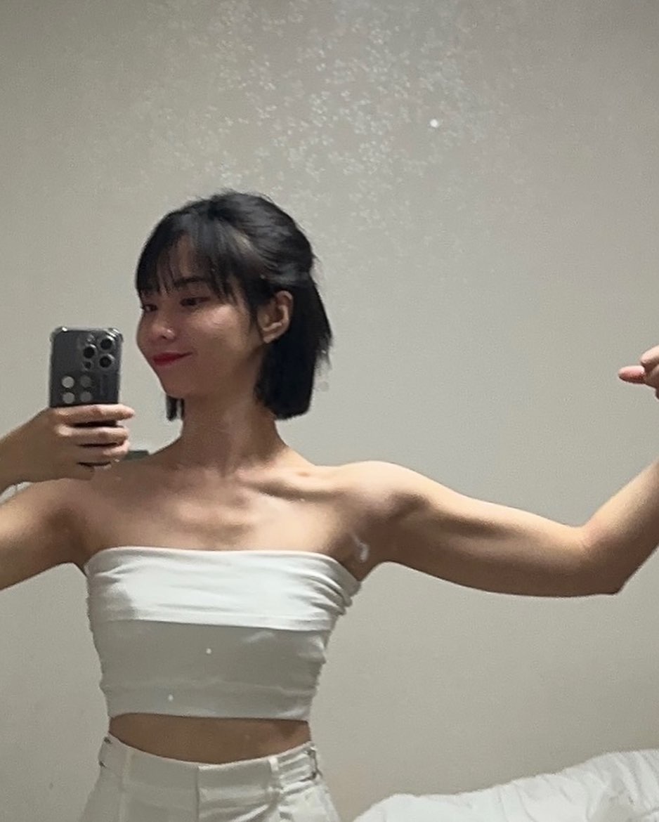 히히_돌아온 운동계정🖐️

다시 운동에 진심이 될거야🔥

운동일기 이제 다시 남겨보려고 합니다아아!
인스타와 살짝 낯가리는데 다시 친해져 볼게여...😅

“거의 첫 인사 급으로... 잘 부탁드립니다”

(주책 모드로) 아니아니 여러분 글쎄 🫢
여름 휴가를 준비하며 옷을 입어보는데 까암짝 놀라구 말았습니다!

불끈한 어깨뽕에 아무도 안 반했지만
저는 스스로에게 감탄하고 말았어요😜

거기다가 베트남 여행에서 찍은 사진에
“너가 왜 거기서 나와?” 싶은 복근의 등장까지‼️

사실 이 복근은 코로나 이후 떨어지지 않은 기침이 만들었다는 것이 학계의 정설인데 아닌 척 해볼게여

(우리만의 비밀! 쉿!)

이제 다시 운동 열심히 뽜이링 해야지이
그리고 운동 일기도 한 번 초심 찾아보겠습니다아아✍️

Ps. 마지막은 컴백 기념 여전한 저랍니다🙈 (나이만 먹었지 아주아주)