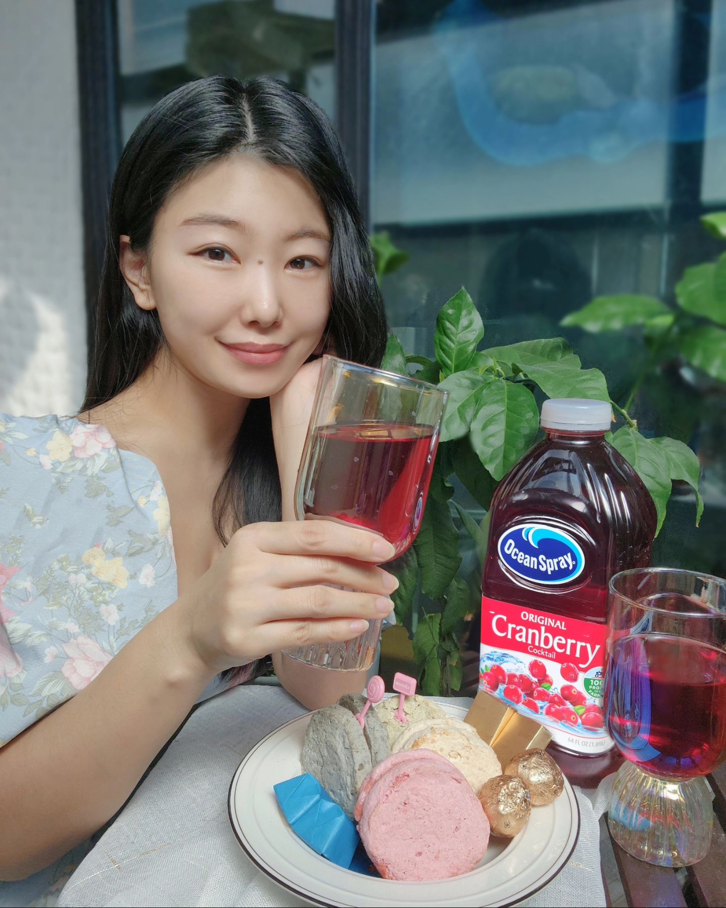 #광고 #오션스프레이 🍒🍊상큼데이🍑

전 세계가 사랑하는 오션스프레이 주스
모두들 잘 아시죠 ෆ
옐킈도 오션스프레이만의 상큼함에
이미 빠져있는 상태인데요

이번에 오션스프레이 전 제품 할인 소식을
들고 왔기에 알려드려요⛧

극한의 추위로 얼어붙은 뉴욕에서 펼쳐지는
시원한 액션과 재밌는 유머가 어우러진 스토리의
영화 “고스트버스터즈”가 개봉하기에 그 기념으로 동서 네이버스토어에서
오션스프레이 전품목을 최대 33% 할인해요! 

“상큼한 크랜베리, 입맛을 사로잡다”
고스트 버스터즈의 유쾌하고 익사이팅한
영상미와 스토리로 관객을 사로잡듯
오션스프레이도 달콤함과 상큼함으로 옐킈의
입맛을 사로잡아버렸죠💖

요즘 입맛이 없어서 몸도 영혼도 메말라가던 판에
따뜻한 햇살 아래에서 크랜베리 주스와
루비레드 자몽주스를 먹으니 어찌나 행복하던지요😆

🍒오션스프레이 ❝크랜베리주스❞
하루 한 잔으로(200ml기준)
크랜베리 36알을 진하게 마셔보세요

너무 달지도 시지도 않은 건강하고 상쾌한 맛이 정말 최고//

🍊오션스프레이 ❝루비레드 자몽주스❞
새콤달콤하고 쌉싸름한 자몽의 매력이 그대로 담긴 자몽주스
느끼한 음식 먹을 때 너무나 잘 어울리는 맛

🍑오션스프레이 ❝스파클링 피치❞
저탄산에 부드러운 목넘김으로 기름진 음식과
찰떡궁합인 탄산음료//
크랜베리와 피치의 만남에 색도 어쩜 이리 로맨틱 한지~
이런건 무조건 투명잔에 마셔줘야죵

ㅡ
동서 네이버 스토어 꼬꼬 ❥❥
▫️할인기간 : 4/1~4/30 (놓치지 마세용)
할인 바로가기 링크는 오션스프레이 공식계정 oceanspray_kr 프로필에서 확인해보세요 😊
ㅡ
⠀⠀⠀
⠀⠀⠀
#크랜베리주스 #크랜베리 #자몽주스 #스파클링애플크랜베리 #스파클링피치크랜베리 #젤리드크랜베리 #크랜베리소스 #고스트버스터즈 #봄나들이 #어린이주스 #주스#과일주스