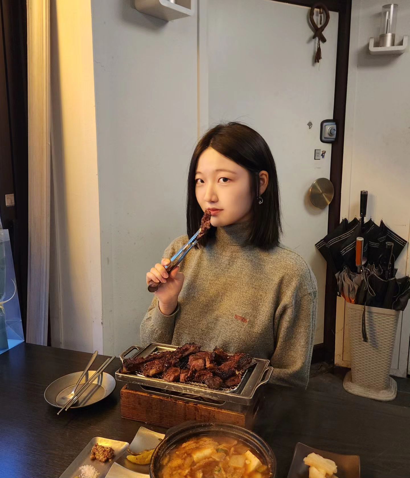 #협찬
가람상회 영등포점 다녀왔어요🤎

용산의 가람떡갈비집 사장님이 새롭게 오픈한 맛집인 가람상회 소개드려요

생방송 투데이 우대 갈비 편에 가람상회가 나왔다는 정보를 듣고 먹기 전부터 기대가 되더라고요🥰

저는 볏짚 양념 우대갈비랑 된장찌개를 주문했어요.

기다리면서 구경한 인테리어는 분위기 있고 잔잔했어요. 

인상 깊은 점은 좌석의 양보다는 질에 신경 쓰셨다고 느꼈어요. 좌석이 많진 않았지만 테이블 하나하나에 신경 써주시는 게 느껴졌거든요🤭
또 셰프 출신 사장님이 조리 손질부터 요리 마지막 단계까지 전부 정성껏 준비해 주셔서 여러모로 믿음이 갔어요.

메뉴가 나오는데 고기의 윤기가 엄청 좌르르🥺🩷 영상으로 보시면 고기가 엄청 부드럽게 잘 잘려요ㅜㅜ 입에 넣지 않았는데도 맛있겠다는 확신이 들었는데 입에 넣으니까 실망시키지 않네요.. 진짜 너무 맛있어요🥲
저랑 친구 둘 다 한 입 먹고 감동의 눈빛 교환했네요..
같이 시킨 된장찌개는 깔끔한 맛이라 갈비와 잘 어울렸어요! 근데 갈비맛으로 이미 사장님의 요리 실력이 신뢰 100이라 다음에는 다른 사이드도 시켜보려고요!

주차는 신길동 812번지 공용주차장 가능 🚗
매장까지 걸어서 가실 수 있어요🚶🏻‍♀️

매장 위치는 아래 기재해두겠습니다ㅎㅎ

주소 : 서울 영등포구 여의대방로39길 3 (신길동) 1층

#신길동맛집 #신길맛집 #보라매맛집추천 #신길고기집 #보라매고기집 #가람떡갈비 #보라매맛집 #가람상회 #보라매역맛집 #대방맛집 #맛집발견 #양갈비 #양갈비맛집 #우대갈비 #우대갈비맛집 #배달맛집추천 #좋반 #영등포맛집