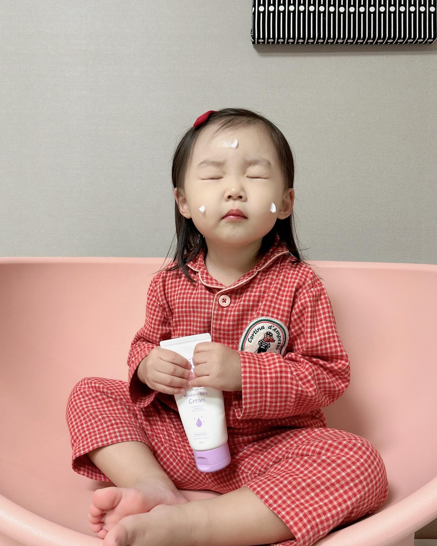 : 𝟫𝟤𝟦 𝖽𝖺𝗒𝗌
⠀
⠀
⠀
샤워하고 나오면 자기 로션 챙겨와서는
볼에 찹찹찹찹 야무지게 잘 바르는 뚜룬이 ◡̈ 
⠀
겨울철이라 엄청 건조하다보니
보습이 진짜 중요한데
#밀크바오밥 덕분에 뚜룬이 머리부터 발끝까지
촉촉하게 겨울을 잘 보내고 있답니다 ❤︎ 
⠀
요즘 민감한 피부때문에 뚜룬이 로션으로 
같이 사용중인데
어른이 발라도 촉촉함은 숨겨지지않더라구요 😉
보습력이 진짜 최고가 아닐까 싶어요 👍🏻
⠀ 
우리 올 겨울도 잘 보내보자 ꕀ ᰔ 
⠀
⠀
⠀
⠀
⠀

⠀
⠀
#밀크바오밥#이달의밀키#올해의밀키
#아기로션추천#아기로션#육아템#출산준비