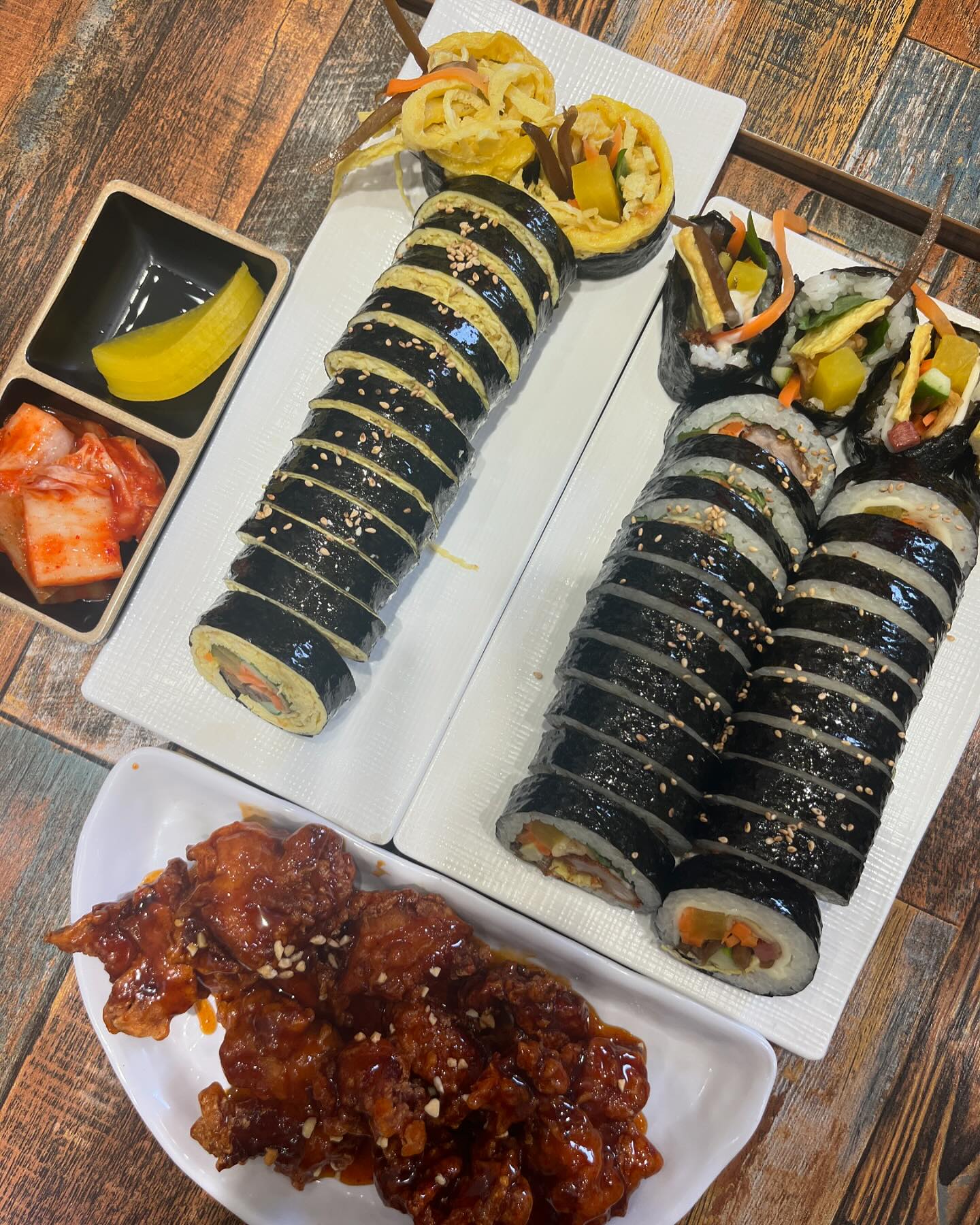 #협찬

갑자기 분식이 당겨 다녀온 #부천상동분식맛집 #피크닉박스 
셋이서 방문해서 총 5가지 메뉴 주문했어요!

🤍키토김밥, 돈까스김밥, 더블치즈김밥, 쫄볶이, 닭강정🤍

여러 가지 음식을 주문해서 나눠먹으니 더 맛있었던 것 같아요😋
그래도 굳이 한 가지를 꼽자면 저는 닭강정이 베스트였어요!

다음에 가면 다른 메뉴도 한번 먹어보고 싶네요😆

#부천상동맛집 #부천상동김밥맛집 #부천상동맛있는밥집