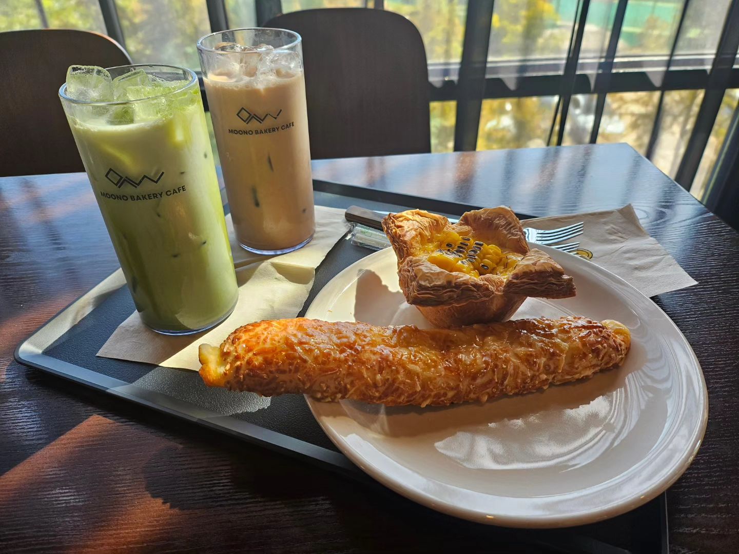 #무노베이커리 #내돈내산
빵순이 컴백✌️
요근래 1일 1빵 실천중인데 여기 빵맛집이라 소문내러 왔어요:)
별내 카페거리에선 살짝 떨어진 곳에 위치해있어요!!
별내별가람역 근처에 있고 건물 통으로 카페였으며 엘베가 있어서 편리했어요:)

⭐️추천 픽⭐️
초당옥수수 타르트!!
옥수수 특유의 맛을 잘살리고 타르트 크림과도 잘 어울렸고 타르트 생지도 바삭하니 넘나 맛있었습니다:)
에타와는 또다른 맛이라 좋았어요🫶

빵 하나는 제가 고른게 아니라 까무것어욤....
👉 제주말차라떼 (₩ 5.000)
👉 밀크티 (₩ 5.500)
👉 초당옥수수타르트 (₩ 4.500)

📌 무노 베이커리 (경기 남양주시 순화궁로 449 )
주차🙆‍♀️ 웨이팅🙅‍♀️ 

#무노베이커리 #빵맛집 #타르트맛집 #초당옥수수타르트 #존맛탱 #대형카페 #카페다그램 #빵순이 #빵순이픽 #별내카페 #남양주카페 #선팔맞팔 #먹팔 #먹스타그램 #태미커플_카페