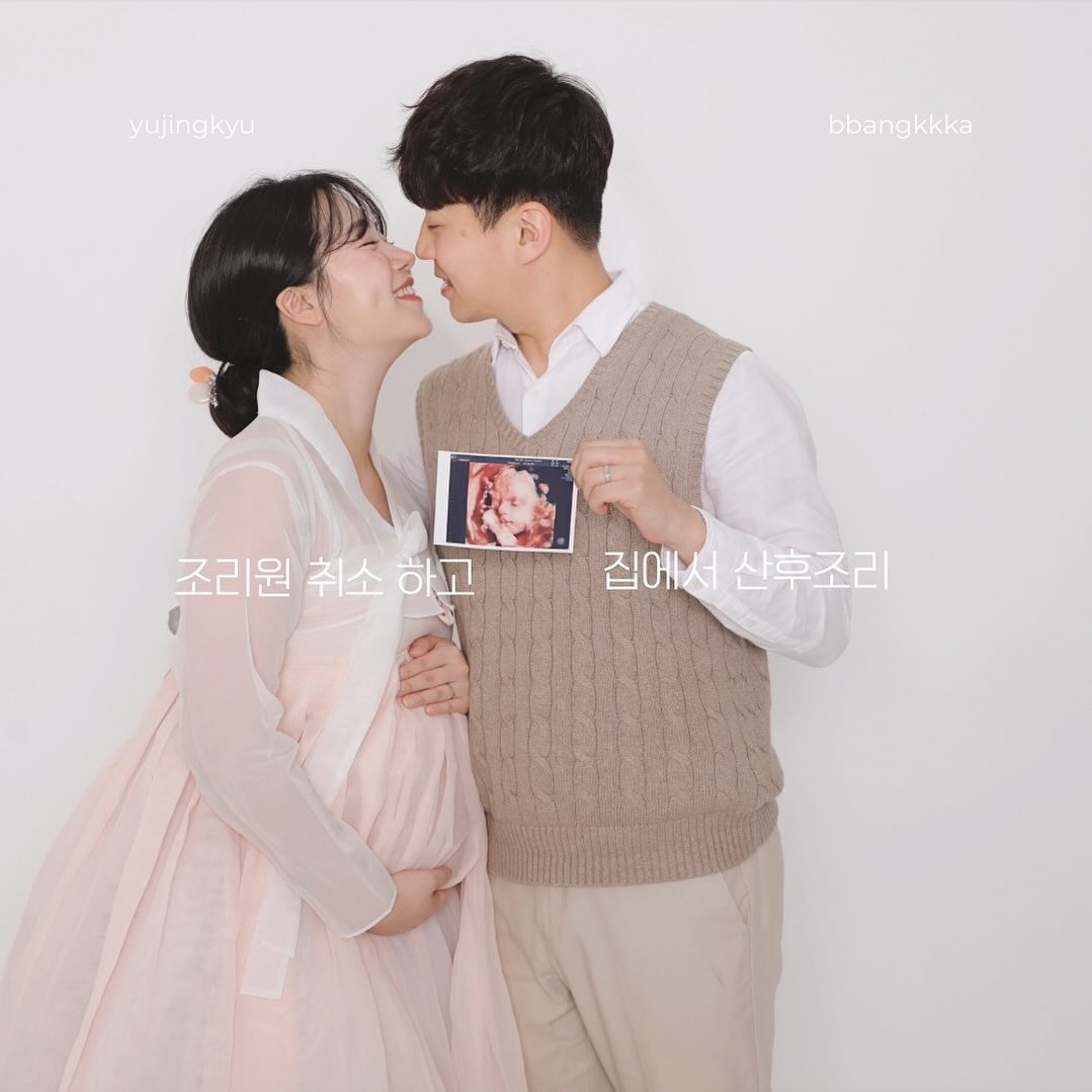 ･ᴗ･

고민고민 끝에 산후조리원 취소하고
집에 관리사님을 더 길게 모시기로-.
이런 특별?한 결정을 하게된 이유는

#남편출입금지
취소한 아주 큰 이유는 지금 심각한 코시국도 아닌데.. 조리원 남편출입불가. 심지어 나도 외출불가. 여기가 창살없는 감옥이아닐까 싶었고 누군가는 남편없는 게 더 좋다고할지 모르지만 평소에도 나에겐 감정의 안정제와도 같은 밍규인데 감정널뛰기한다는 이 시기에 밍규없이 2주간 있는건 상상하고싶지도 않다는 생각.

#갑갑한생활
그 좋다는 호캉스도 좁고 그 공간의 공기도 갑갑하다 느끼는 나라서 차라리 그 돈과 시간이라면 풀빌라나 펜션을 선호하는 편. 그런 내가 조리원이라는 작은 공간에 나 혼자서 과연 편하게 잘 쉬고 있다고 느낄까, 그만큼의 시간과 돈의 투자가 가치가 있는 것일까라는 생각.

#모유수유
모유수유 하고싶다는 마음이 간절한 나. 아기 면역력에 좋다는 이야기도 많지만 내가 모유수유 하고싶은 결정적 이유는 딱 그 시기에만 그리고 엄마만 할 수 있는 아기와의 교감인 것 같아서 그 기간이 짧든 길든 온전히 느끼고 싶다는 생각

그러나 모유라는 건 아기가 원할 때, 젖이 돌 때 수시로 물려야 젖몸살도 없고 젖이 잘 도는데 조리원은 수시때때로 아기와 함께할 수 없기때문에 그럴거면 내 마음이 편한 집에서 돌보는 게 좋지 않을까라는 생각.

라는 등등의 이유로 #조리원취소 하고 #산후도우미 길게 모시고 내 몸은 #출장마사지 로 케어하기로 결정해버렸다. 남들은 어떻게 생각할지 모르겠지만 남들이 다 하니까 하는 것 말고 나한테 더 맞는 소비와 결정을 하고싶은 마음.

본의아니게 자꾸 남들이 가지않는 길을 가려하는 나. 아직 조리원 안간 사람 본 적 없지만.. 내 소신껏 잘해봐야지! 초보 엄빠 곁에서 빵까가 아플까봐 제일 걱정이긴한데.. 일어나지 않은 것을 미리 걱정하지 말자는 밍규의 말을 잘 새겨듣고 마인드 컨트롤해야지-.

많은 부분 같이 고민하고 같이 공감하며 엄마 마음이 편한 결정이 제일 좋은 거라며 내 의견 잘 들어주고 존중해줘서 늘 고마워 밍규❤️

아빠 엄마랑 호흡 잘 맞춰보자 빵까야-
아빠 밍규 엄마 유징 아기 빵까 파이팅❤️

#용띠맘 #33주5일 #산후조리원안감 #아주큰결정