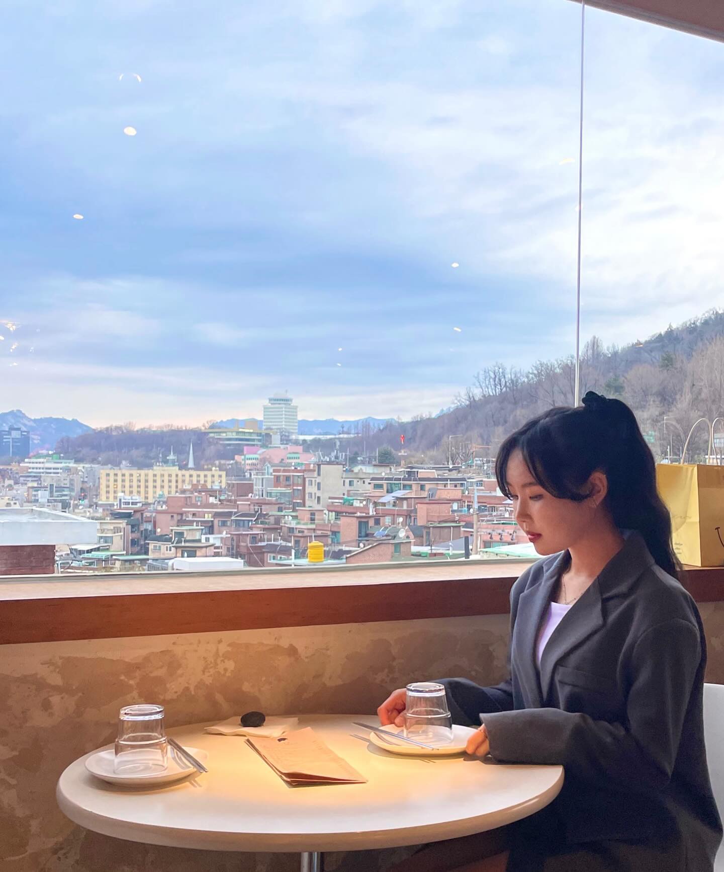 뒤늦게 올리는
노을이 아름다웠던날💓
⠀
⠀
⠀
⠀
⠀
⠀
⠀
⠀
⠀
-
#좋반 #좋테 #첫줄반사 #해방촌 #해방촌술집 #차경 
#Ifl #4l #fff #LV #f4f #ootd #itaewon