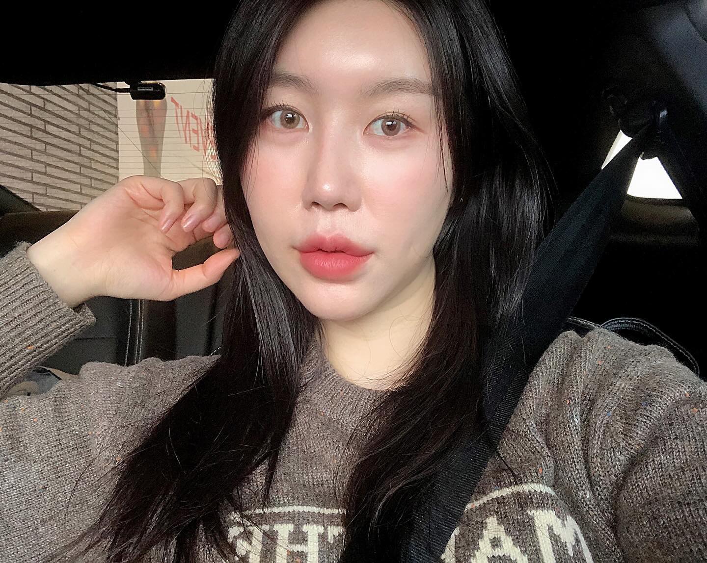 #제품협찬 렌즈미 만달라키 브라운렌즈를 착용해봤습니다..🧡
자연스럽게 홍채 컬러를 바꿔줘 부담스럽지는 안되 오묘한 느낌을 주는 렌즈 웜톤 분들이 착용하기에 아주 찰떡 일 것 같은 렌즈에용

만달라키 브라운은 파일럿 제품인데, 파일럿이란 정식 출시 전인 히트 예감 렌즈를 렌즈미 공식홈페이지 내 픽업전용 상품으로 미리 만나볼 수 있다는 것 ! 해당 제품은 온라인에서 픽업 예약으로 만나보실 수 있습니다🫶🏻✨✨

🔸 1MONTH/2P 한 달 착용 팩렌즈
🔸 색상 : 브라운
🔸 가격 : 15,000원 
🔸 그래픽 직경 : 12.9mm