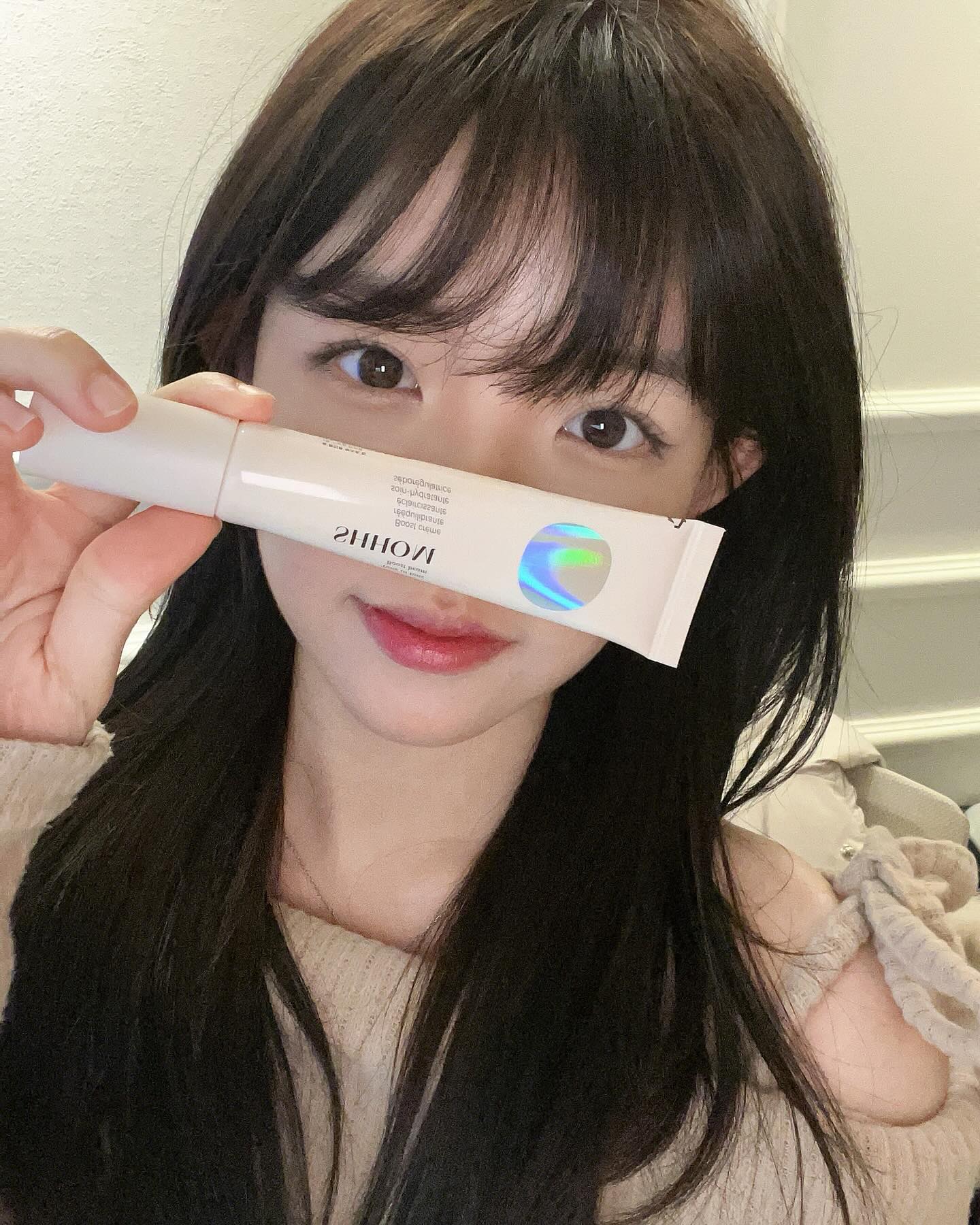 shhom_official #숌톤인톤크림 #숌톰인톤부스트빔

🩶 피부 속부터 채워주는 제품이라 그라데이션 톤 보정으로 자연스럽게 피부 광이 나면서 환하게 빛춰주는 크림과 부스트빔. 원래 본인의 피부색인 것처럼 표현이 돼서 나갈 때 쌩얼처럼 이것만 바르고 나가도 편하고 좋은 제품이에요. 또 피부 속부터 채워주기 때문에 물이나 땀에도 무너지지 않고 자연스럽게 피부에 밀착되는 크림입니다.

🩶 얼굴 뿐만이 아닌 미백을 원하는 곳이면 어디든 사용 가능!
팔다리, 귀 등 맑은 피부 표현을 원하시는 곳 어디든지 사용 가능합니다. 특허 기술이 3가지나 들어간 미백 기능성 제품이기 때문에 꾸준히 바르다보면 미백 효과도 좋아서 점점 피부톤이 밝아지실 거예요 :)

🩶 파데나 쿠션 전에 톤인톤 베이스로 사용하면 밀착력, 지속력이 올라가요. 저도 베이스로 사용해봤는데 피부 속 광이 돌아서 피부가 더 좋아보여서 놀랐어요. 하루종일 지속되니까 피부 수정을 하지 않아도 되고 피부 표현도 좋아서 요즘 자주 쓰는 제품이에요.

#숌 #shhom #톤업 #톤인톤 #톤업크림 #톤업크림추천 #톤업베이스 #부스터빔 #메이크업베이스추천 #할인쿠폰지급_이벤트