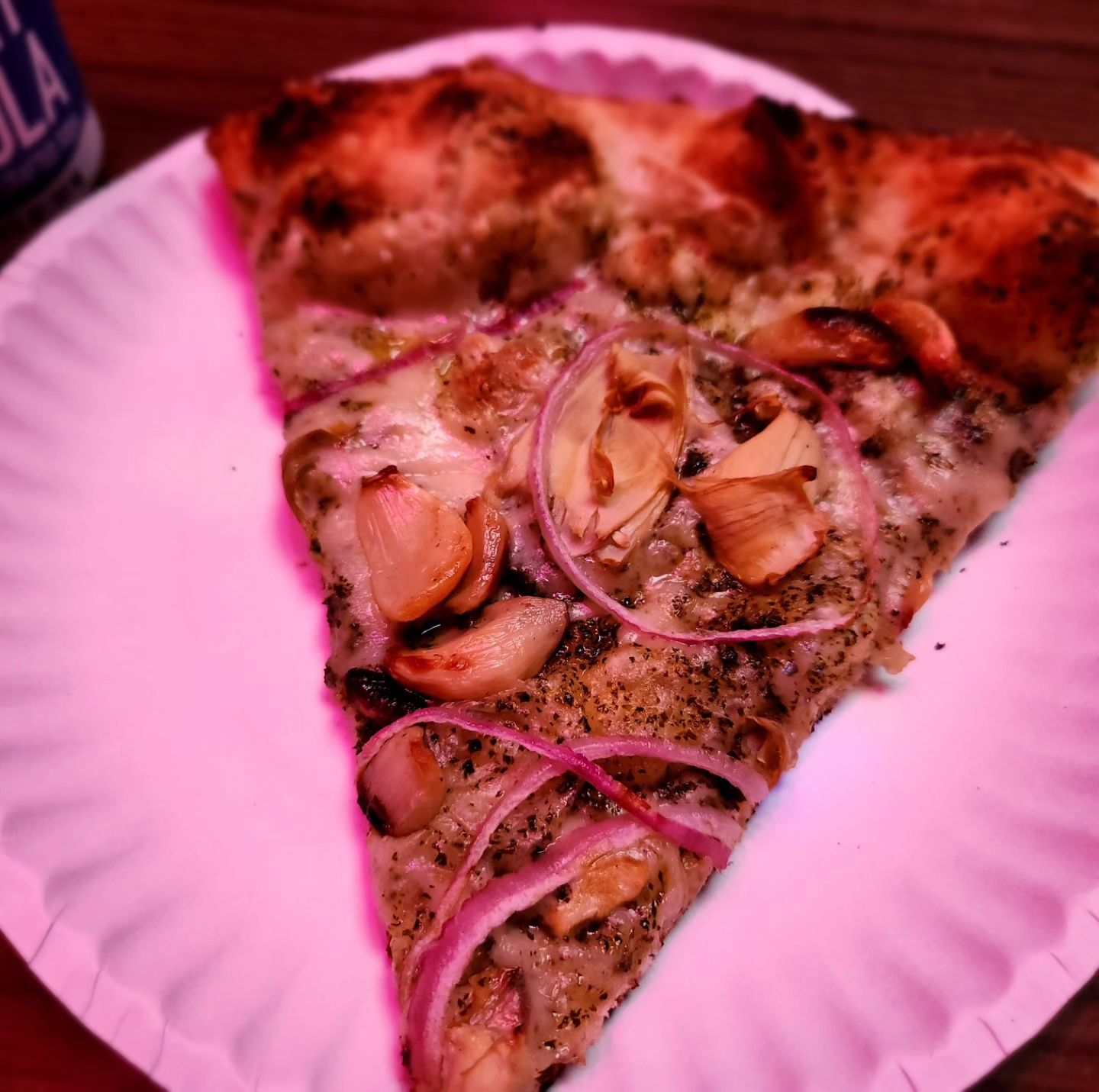 _20231205 #센_ BigMario'sPizza
#센_미국 #센_시애틀
👉1009 E Pike St, Seattle, WA 98122

먹은것👇
#센_Vegan

여기는 슬라이스 피자와 판피자를 팔고 바도 같이 운영하는 곳이다

피자를 만들어놓고 주문하면 다시 데워주는 형식이라 완전한 프레시함을 느끼기엔 아쉽지만 저렴한 패스트푸드 옵션을 찾는다면 방문해봐도 좋을곳!

나는 비건피자가 맛있어 보여서 주문했는데  아무래도 치즈가 가짜치즈다 보니까 보기보단 풍미가 아쉬웠다 그래도 구운마늘은 사랑이어라~