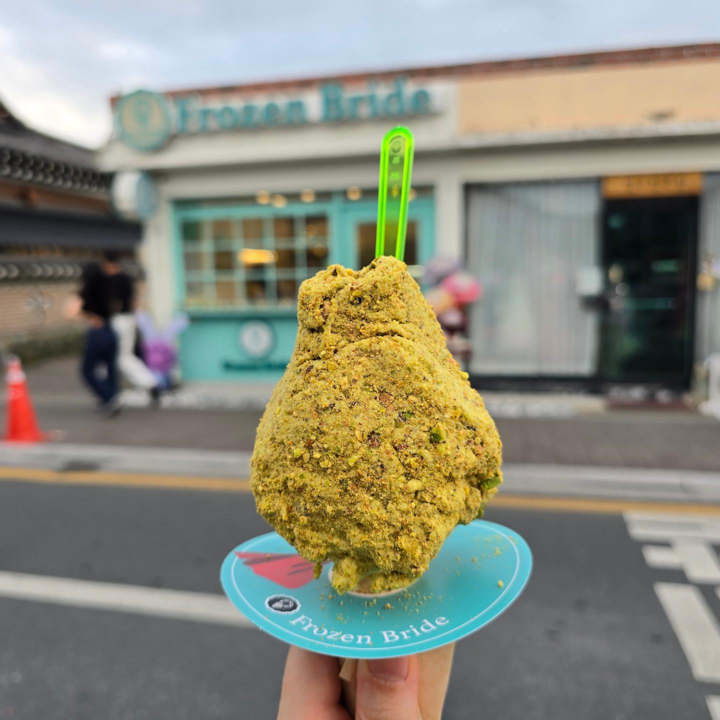#협찬 #🍦 #경주여행 #프로즌브라이드 

경주 황리단길에서 만난
찐한 피스타치오 아이스크림💚
피스타치오러버라면 꼭 먹어봐야할
피스타치오 아이스크림+피스타치오 견과류 조합😋
많이 안달고 꼬소해서 으른입맛에도 좋을듯👍❤️

#황리단길디저트 #황리단길데이트 #황남동디저트 #황리단길맛집 #경주디저트 #황리단길아이스크림 #황리단길젤라또경주아이스크림 #경주젤라또 #경주데이트코스 #황리단길데이트코스