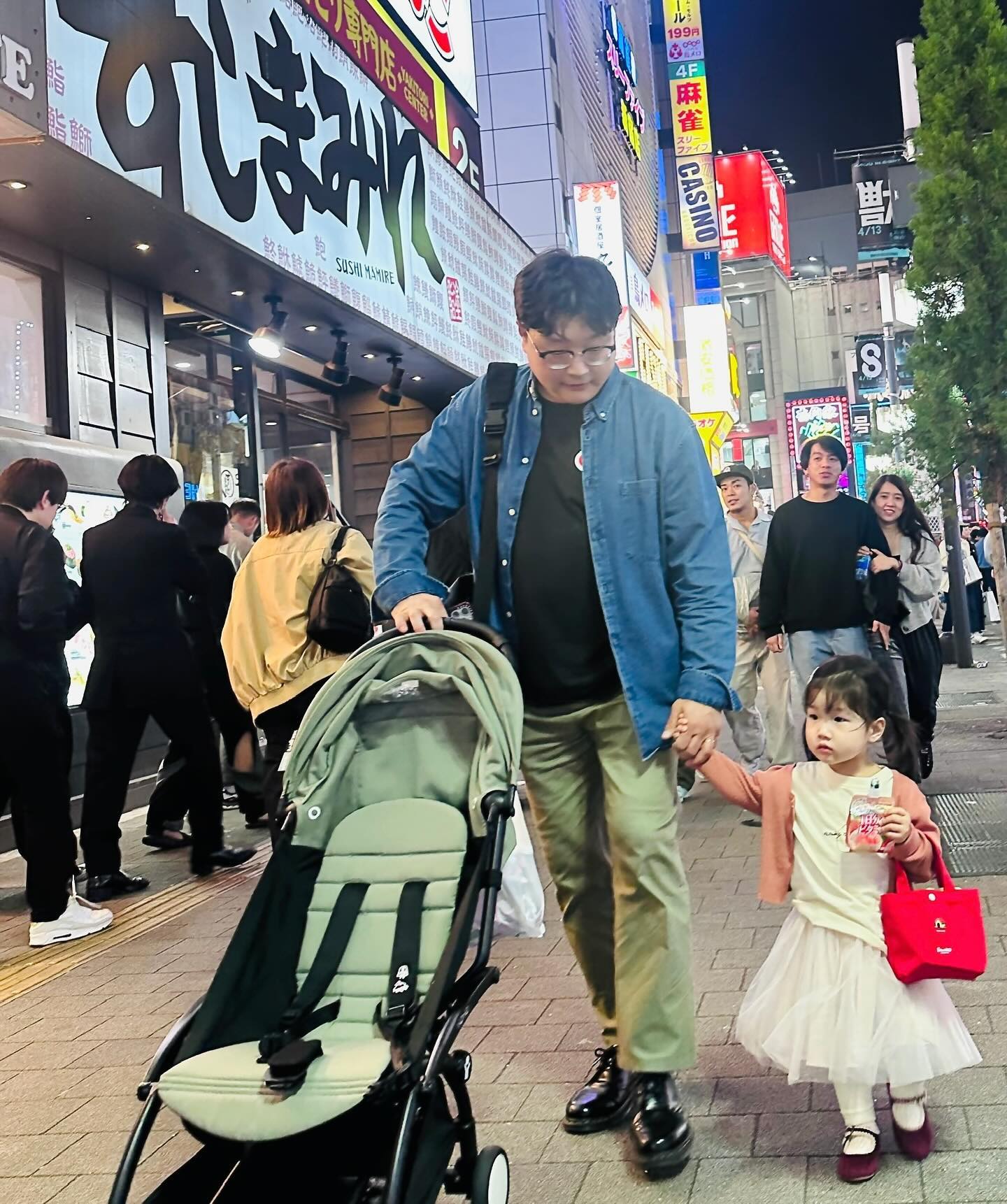 -
즐거웠던 도쿄여행
비행기 좌석이 생기면 좀 괜찮을 줄 알았던건
엄마아빠의 착각이였다😂
자기주장 뚜렸한 24개월 아기시절…..
아빠는 체력단련중

#도쿄여행 #가족여행 #두돌기념여행 #밀린피드올리기✔️ 
#아기랑해외여행 #여행인가극기훈련인가 #여행에미치다 
#아기랑일본여행 #아빠와딸 #딸스타그램 #딸맘스타그램