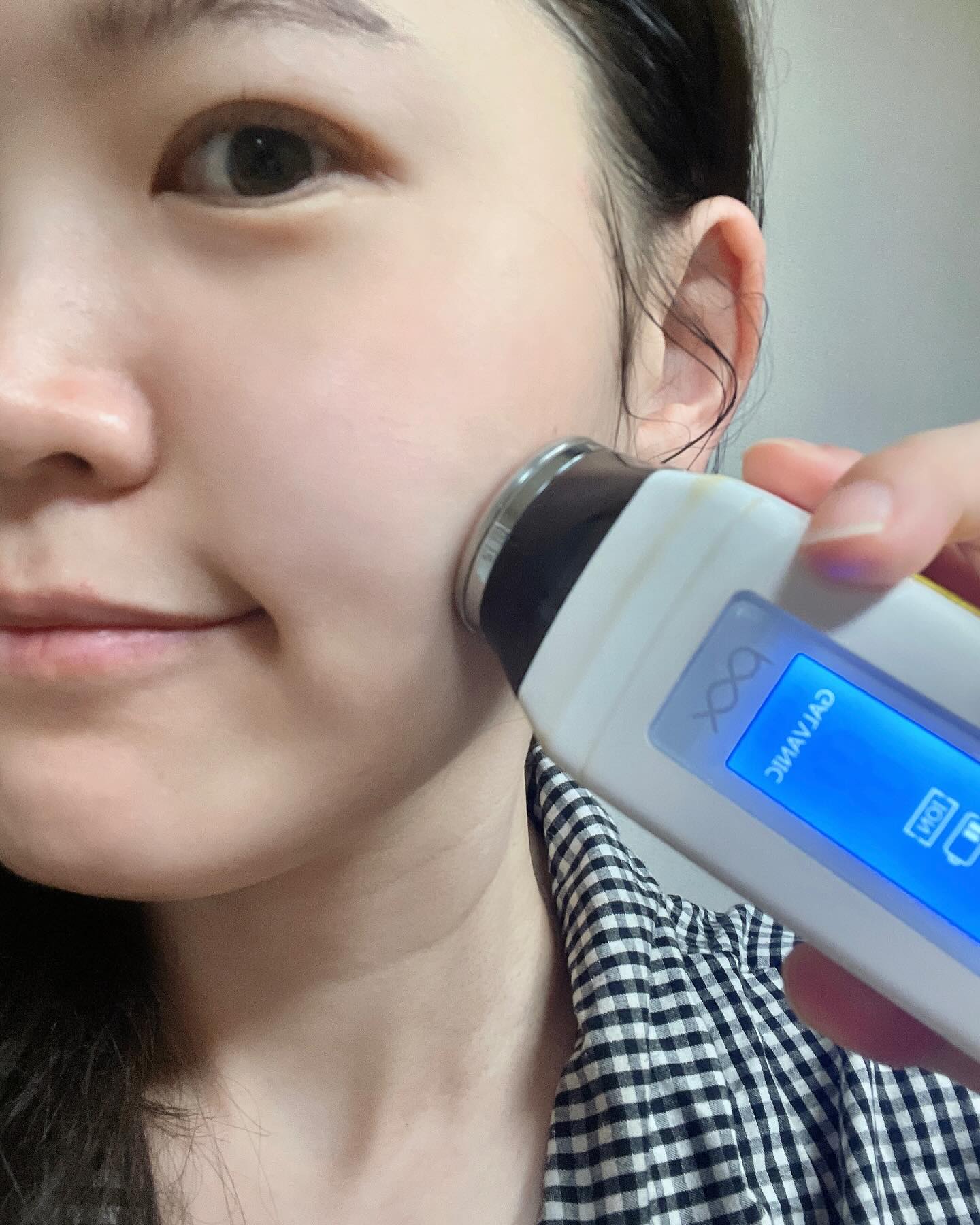 #광고 안녕하세요! 글쓰는 브랜드 기획자 면이입니다! 월욜 출근길 비가 꽤 굵직하게 내리네요. 그 와중에 지하철에 우산 놓고 내려버린 내 자신,,,좋은 주인 만나렴,,🥹이번 주도 화이팅하자요🤎 오늘은 홈레이저 뷰티디바이스 퓨라셀미 2주 후기 들고왔어요! 

✔️레이저 팁 스타일 
원형, 일자팁, 사각팁 중에서도 제가 좋아하는 팁은 사각팁인데요. 코 주변, 팔자, 나비존까지 꼼꼼하게 멀티로 케어해줄 수 있어서 제일 손이 많이 가더라구요! 얼굴 부위에 맞춰서 팁을 골라서 사용할 수 있는 점이 메리트예요. 

✔️ 레이저모드 
처음에는 레벨1로 사용하다가 적응되어서 레벨2로 올려 사용하고 있어요! :) 매일 사용은 피부에 무리를 줄 수 있어서 주 1~2만 하고 있어요. 레벨1은 큰 느낌이 들지않고, 레벨2 최대치로 해야 조금 따끔한 정도예요! 

✨사용하고 나면 피부 표면에 약간의 홀이 보이는데, 그 부분에 수분가득한 앰플을 채워줄꺼예요. 신기합니다🙂세트로 포함되어진 보안경으로 눈을 보호해주는 것이 꿀팁.

✔️갈바닉모드 
주로 눈가 코 옆쪽 위주로 레이저 모드를 해주고 나면, 얇은 피부쪽에 조금 열감이 있어서 쿨링감 있는 수분앰플 도포해주고! 갈바닉모드로 롤링해주면서 흡수를 도와주면 금새 편안해지고 좋더라구요!! 

✨궁금해서 적어보는, 작동원리🙂
- 미용레이저(2940nm 어븀야그) ! 
- 1샷 당 약 80-100개의 마이크로홀 생성! 
- 유효성분으로 피부 수분 채워주기 !
- 미세전류를 이용한 유효성분 흡수 촉진! 

puraxel 
signature_mg 

#신혜선퓨라셀미 #홈케어 #홈케어디바이스 #시그니10기 #뷰티에디터 #브랜기기획자 #뷰티디바이스 #퓨라셀 #퓨라셀레이저 #시그니처매거진 #에스테틱레이저 #라메디텍