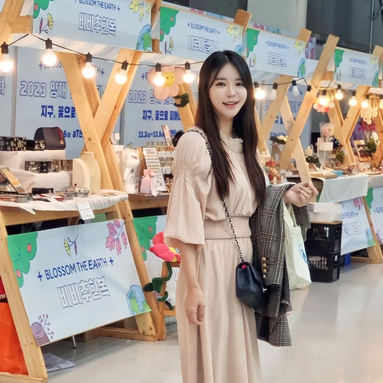 양재at센터에서 꽃박람회
플러워페스타 구경하구왓어요 💓
꽃으로만든작품도많고
기념품하고 꽃도 저렴히팔더라구요 ~
꽃좋아하시는분들은 방문꼭해보세요 😆
포토존도 너무이쁘게 꾸며져잇더라구요
.
.
.
 #양재at #at센터 #양재at센터 #꽃박람회 #양재꽃박람회 #양재꽃시장 #꽃박람회 #플라워페스타 #양재플라워페스타