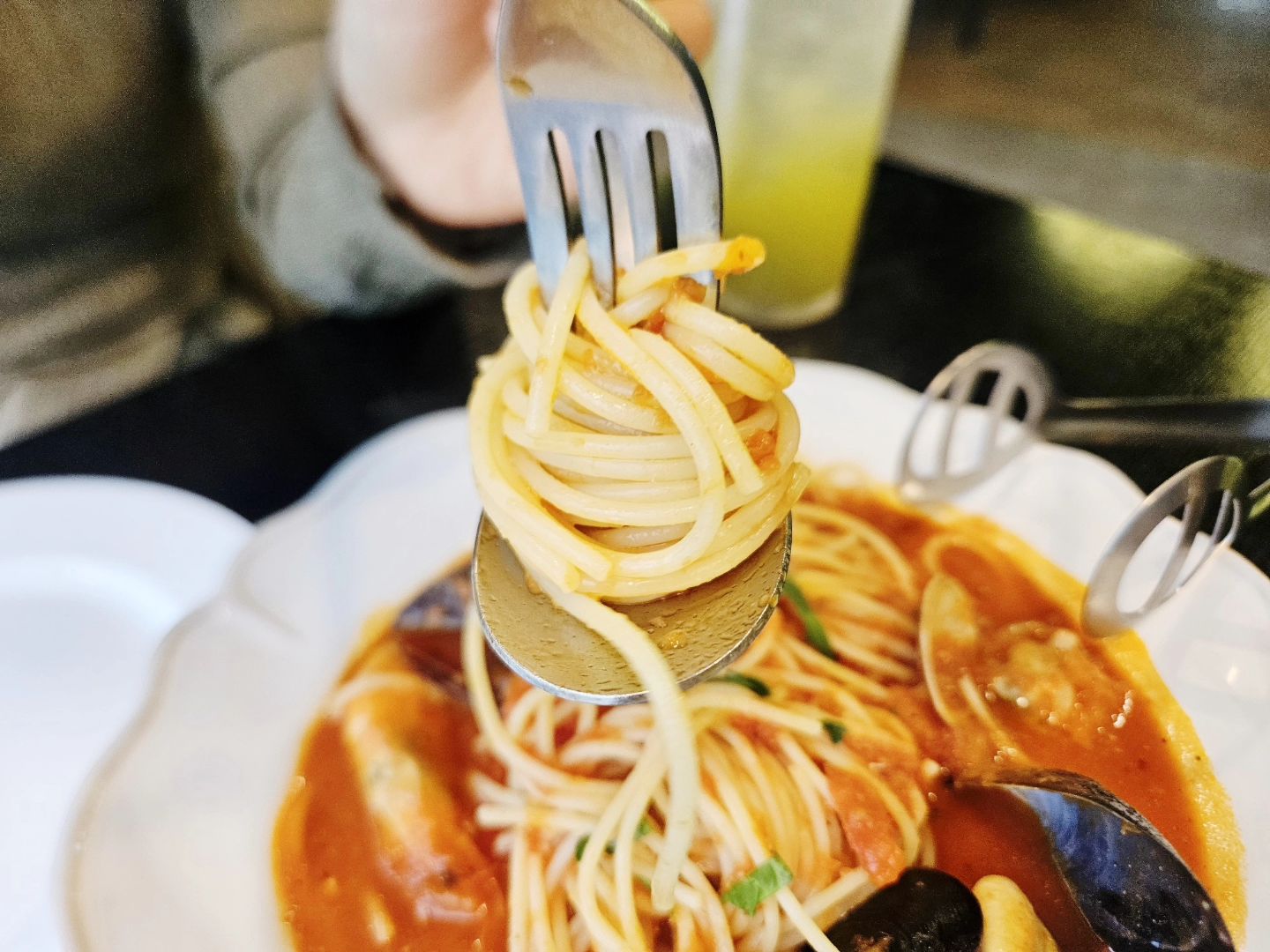 [울산대공원화덕피자맛집] 뚜띠쿠치나

조명이 이쁘고 프라이빗해 데이트 장소로 좋아 내부가 넓고 단체석도 있어서 모임이나 생일파티 해도 아주 좋아
분위기 맛집 입니다!

파스타나 피자 먹고 싶을땐 뚜띠쿠치나 울산대공원점으로 !

✔️ 분위기 좋아
✔️ 맛도 양까지 좋아
✔️ 아기의자도 있어
✔️ 임산부 배려 할인 (20% 할인)
✔️ 네이버에서 알림받기 (허브티 제공)
✔️ 네이버로 예약시 샐러드 제공

▪️주소 : 울산 남구로366번길 17 3층
▪️영업시간 : 평일 11시 ~ 21시 30분
▪️전화번호 : 0507-1398-7041

#울산대공원맛집 #울산옥동맛집 #울산대공원파스타 #울산옥동파스타 #옥동파스타 #울산화덕피자 #울산옥동피자 #울산스테이크
