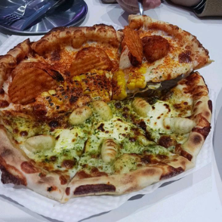 #노모어피자목동점 🍕

저녁에는 오랫만에 토핑가득한  #반반피자로 !!
.
 📌 옥수수새우피자
시즈닝통새우,하비나옥수수,벌집감자칩, 양파 맛도리 재료를 다 때려놓은 맛도리 피자
매운맛이 강해서 반반피인 바질 마스카 포네 뇨끼 피자랑  찰떡이네용.  바삭바삭한 벌집 감자칩이 피자랑 잘어울릴줄은 ㅋ 갈릭디핑에 찍어먹어도 👍

 📌바질마스카포네뇨끼피자
바질향이 은근 강하고  치즈도 쭈욱 쭈욱~~ 담백한맛
마스카포네 치즈의 풍미와 쫄깃한뇨끼의 조합👍
쫄깃한 도우까지  쵝오였다

📌미트 토마토 파스파
토마토 베이스에 치즈가 가득 들어간  파스타🍝
기본에 충실한맛이닷

포장으로 주문하면 2000원 할인
피자는 미디엄으로 주문했는데  라지사이즈의 양이랑 비슷
주방이 오픈형이라서 깨끗하다

#협찬#강서구맛집#양천구맛집#피자맛집#파스타덕후#노모어피자#피맥#❤️