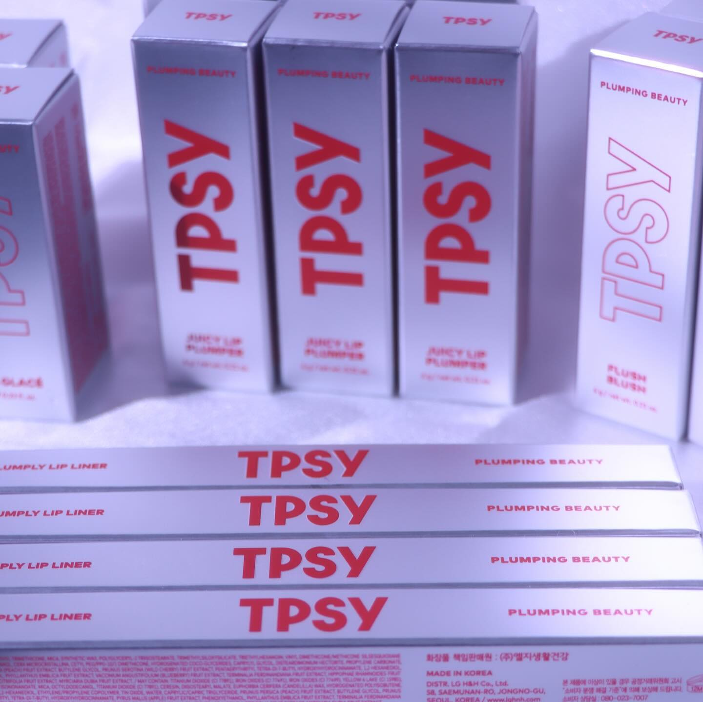 엘지 생건 뉴 브랜드 tpsy.official #제품제공 받음
우선 패키지가 센세이셔널, 플럼핑 사랑하는 브랜드
립 펜슬에 플럼핑 기능 있는거 보셨냐고여,,
첨에 이름만 플럼핑이겠거니 했는데 외곽 따다가 울뻔 ㅋㅋ
패키지가 진짜 감각적 그자체 아닝가요..?
네일 컬러도 그린...👀 그린코어가 진짜 대센가..
플럼핑 립은 색상이 전부 맘에들기 어려운데,, 해냄
립펜슬이랑 플럼퍼는 진짜 잘 쓸것 같아요.
블러셔도 컬러가 딱 예쁜 컬러들만 있는데다
유행하는 속광 블러셔 연출할때 딱인 텍스처임둥

중복 컬러에 중간에 빠진 컬러도 있지만
전 색상, 전 제품 만나봤슴둥🍒

/

#팁시 #엘지생활건강 #립플럼퍼 #립펜슬 #플럼핑립
#네일폴리쉬 #네일추천 #리퀴드블러셔 #속광블러셔