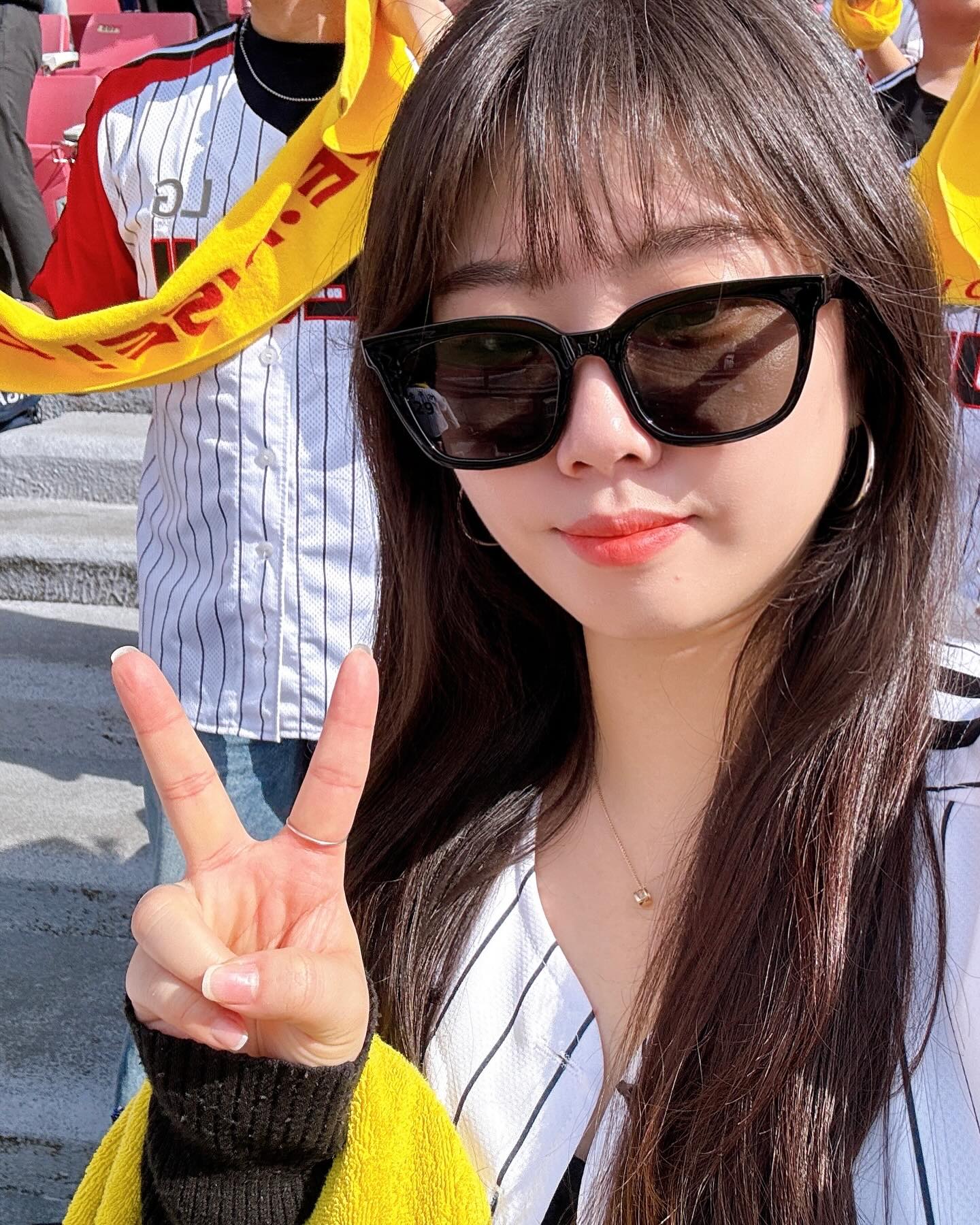 너무 행복했던 준PO 👏👏👏
All 직관을 가면서 목소리를 잃었지만 ㅋㅋㅋ
순간순간이 다 행복했다 !!! 
오늘 승리는 한국시리즈만큼 기뻤다..💕

승리를 믿고 있었기에 응원하는 순간순간이 
벅차고 즐거웠다 :) 
목이 아픈걸 잊고… 또다시 응원을 하고 
노래를 불렀다… 행복해 너무 ㅠㅠ 
나 우러 ㅜㅜㅜㅜㅜㅜ 
이제 대구 가즈아‼️‼️‼️‼️‼️

.
.
.
.
.
#일상 #야구 #야구경기
#준플레이오프 #야구경기직관⚾️ 
#엘지트윈스 #엘지팬 #lg트윈스 
#행복한순간 엘지와함께🙆🏻‍♀️
#사랑해요엘지 😍
#고생하셨습니다 👏👏👏
#추억 #추억쌓기
#행복쌓기 #행복스타그램 
#행복한시간 #일상기록 
#플레이오프 대구가곱다☹️
#감사한하루 
푹 자야겠다 🫠
#굿밤 🌙
