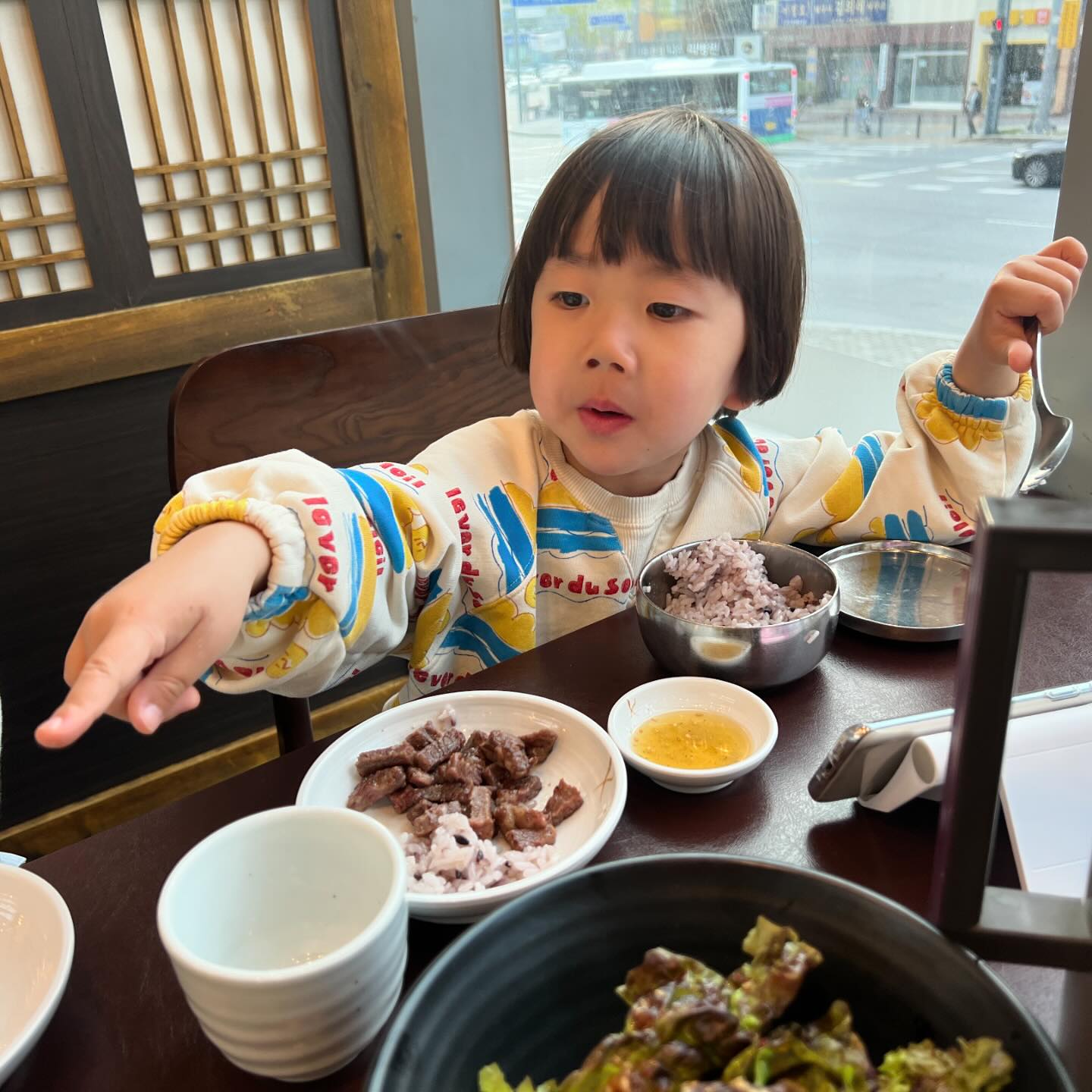 #협찬

수요일 휴일 저녁은 신라갈비🍗🍖
로이도 밥 한공기 양념소갈비 뚝딱🩷

#신라갈비 #수원맛집 #수원왕갈비 #양념갈비