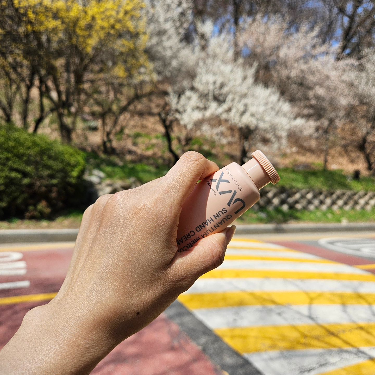 #할인구매 uvx_suncare #UVX #UVX핸드크림
손에는 소홀하기 마련인데 이젠 손도 햇빛 노출에 당당~!!
일반 핸드크림에 없는 uv로 완벽차단~
식물유래 성분으로 민감한 피부에도 좋고
겔 제형의 가벼운 발림성으로 금방 스며들어서 사용하기 편리해 외출시 꼭 챙겨 바르는중! 
손도 늙는다고 한살이라도 더 젊을 때 관리해 본다🥰 

#뷰티 #손케어 #핸드로션 #육아 #핸드케어 #핸드크림 #운동 #퍼퓸핸드크림 #소통 #패션 #핸드크림선물 #미용 #맛집 #손관리 #여행 #시어버터핸드크림 #가전