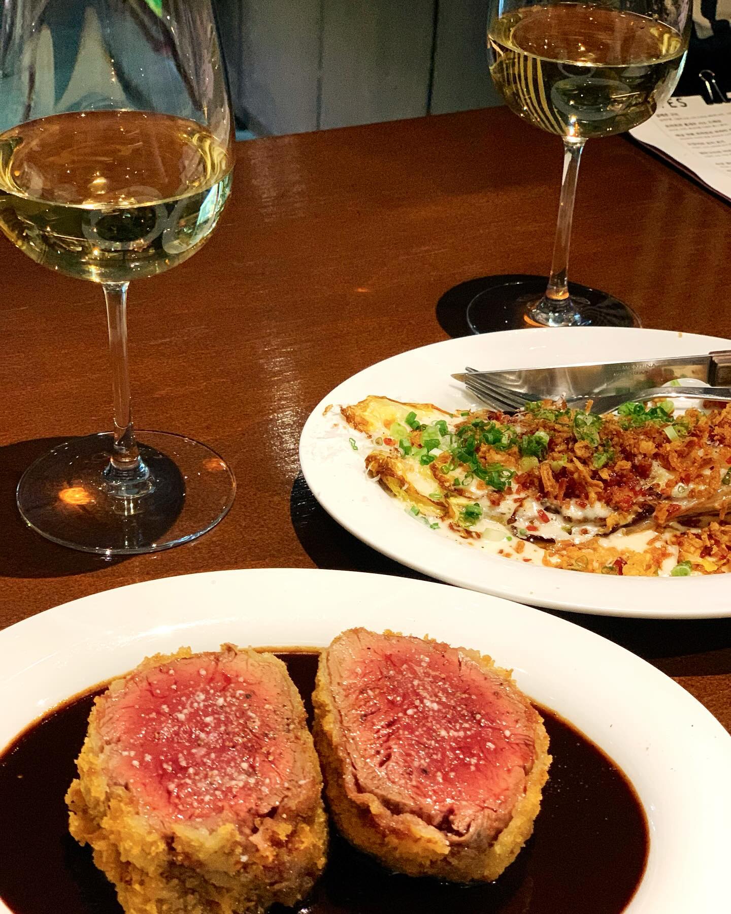 🏷️ #meldbykichijoji 🍷

알배추구이와 레어카츠 쥰맛탱
와인 꼭꼭 같이 먹어야함 ㅜ
또갈거임또갈거임 💚