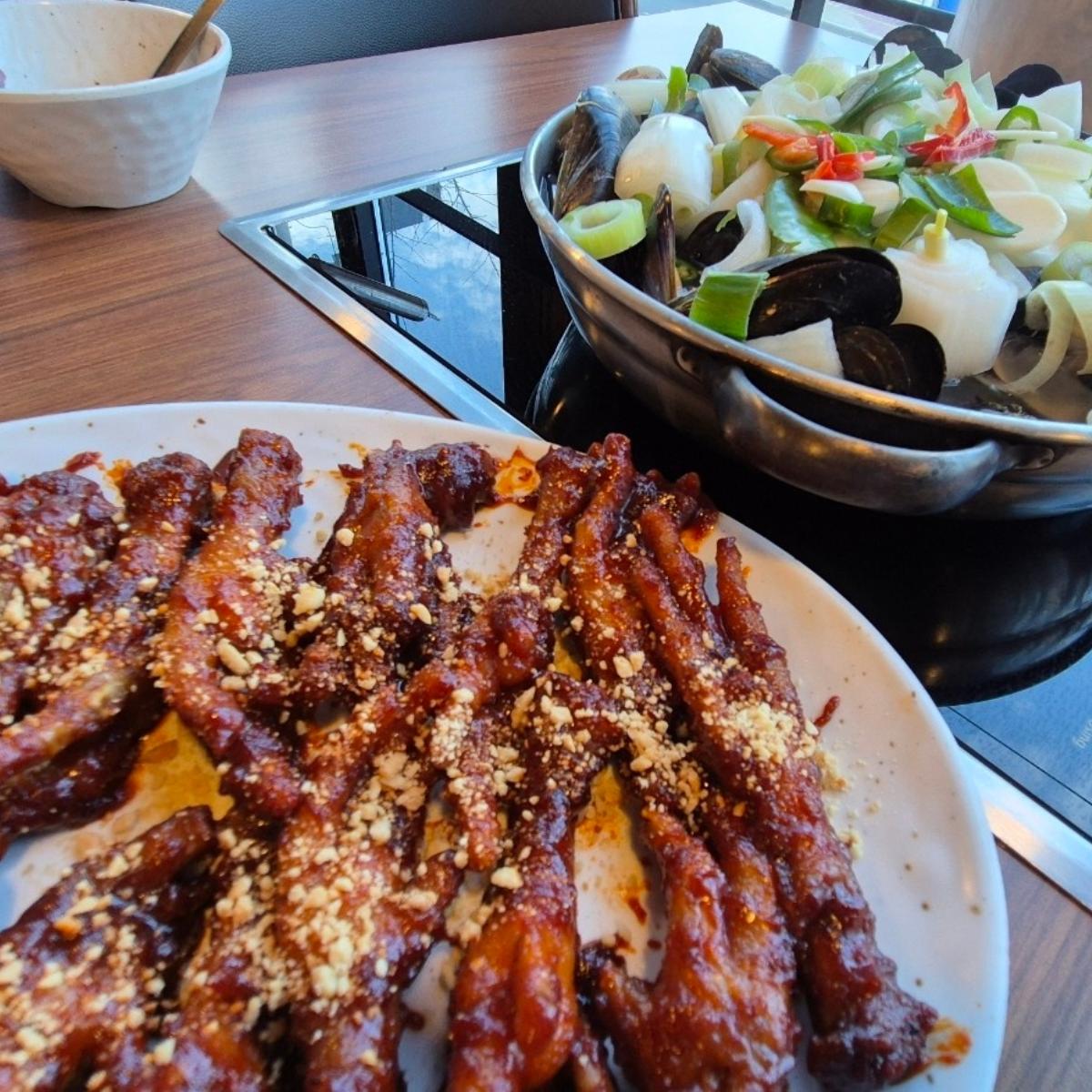 #아침부터

그녀는 닭발이먹고싶단다
지금너의 머릿속은 
우지니를 민처리를 명학이를 앤삼아
공부해도 모자를판에
아침댓바람부터 닭발이 왠말이냐
오늘 닭발을 못먹음 등교거부한다는 톡😮‍💨
에혀
먹고죽은귀신 때깔도좋다는데
머거야지
먹자
오랫만에 맛은잇네🤣

#닭발의지존 #오랫만 #수영맛집