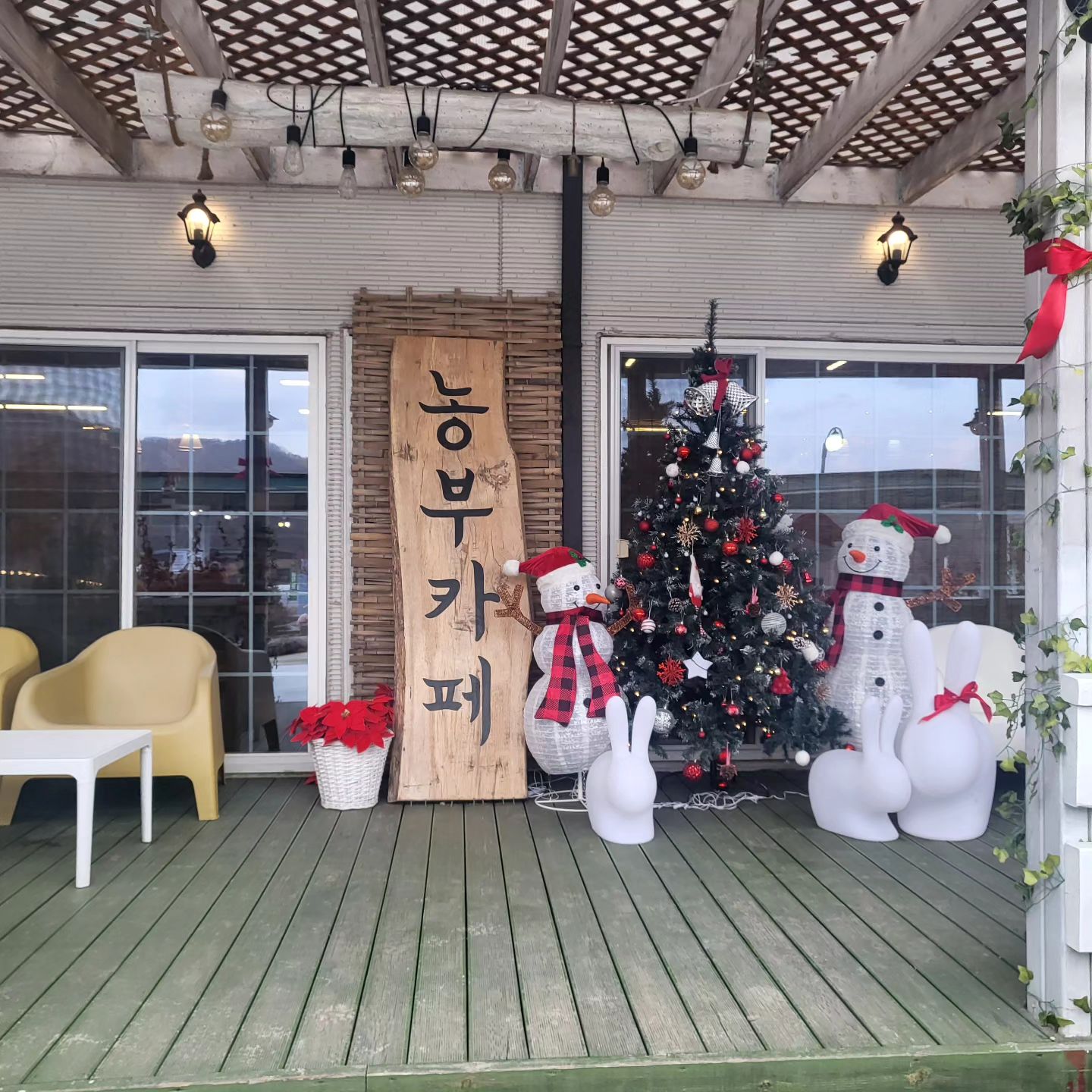 🌸

직장동료들과 찾은
양주 이색카페예요

미숫가루가 막걸리 같죠^^
몸빼바지와 안경 
새마을모자쓰고
사진도 찍을 수 있어요

방문한날은 사람도 적어 
카페 100% 즐기고 왔답니다
라면 맛이 일품이였어요

gold_.sun
gold_.sun
gold_.sun
.
.
.
#양주추천카페
#내마음의숲 
#농부카페