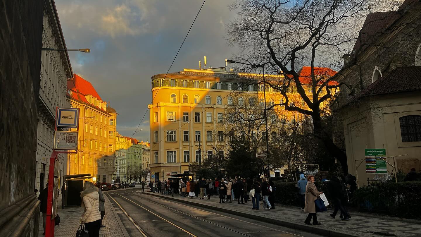 12.20-23 Praha 🇨🇿

도착 첫날부터 노숙자한테 담배랑 라이터 뜯기고, 
둘째날은 참사, 
셋째날은 비와 돌풍, 우박에 폭설
떠나는 날은 폭설로 인한 버스 4시간 지연까지 다사다난하고 힘든 프라하였지만 하루하루 생생히 기억나는 걸 보니 싫지만은 않았던 것 같아. 
사람들 덕분에 즐거웠던 프라하, 잘 쉬다 갑니다 !