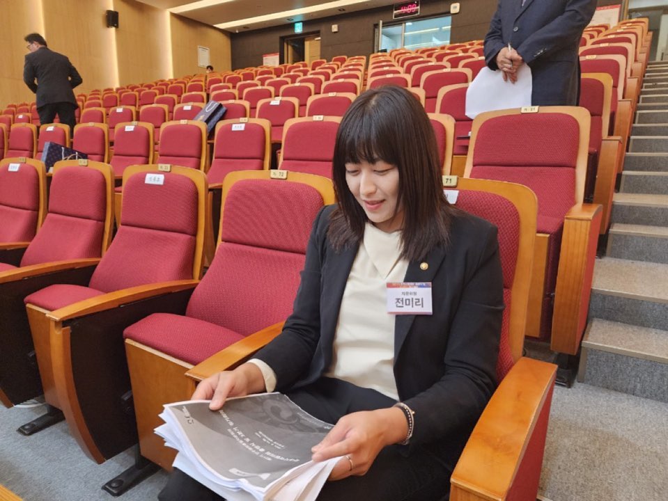 #민주평화통일자문회의

평화통일정책의 수립에 관한 대통령의 자문에
응하는 대통령 직속 헌법기관이다. 

의장은 대통령이 겸임하며, 수석부의장 및 사무처장을 둔다.

#열심히
#해보자
#화이팅