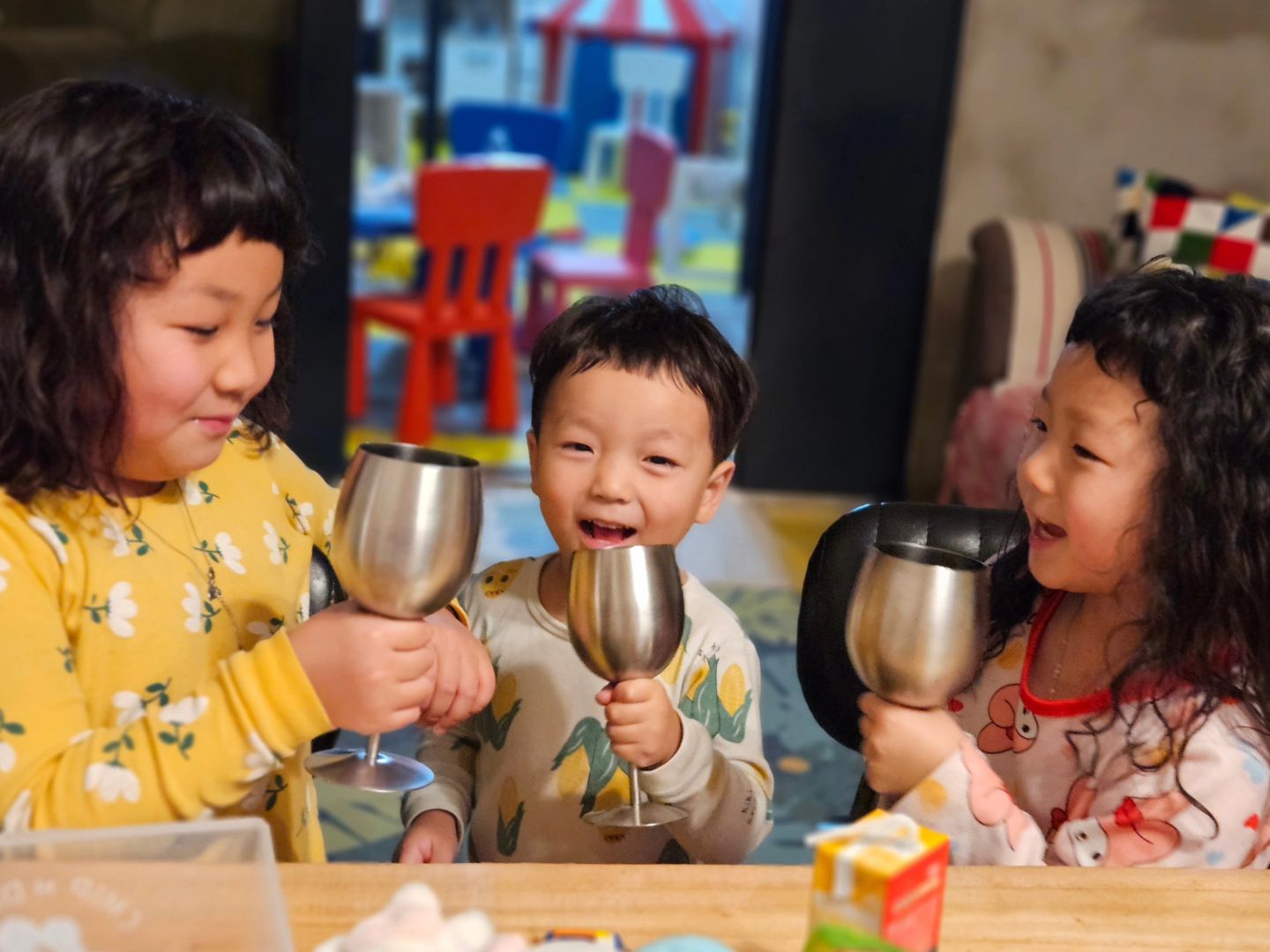 #이천키즈펜션
-
집 근처에 놀거리, 볼거리 많은
펜션이 있는지 몰랐어요‼️
집이랑 가까운건 둘째고 아이들이
맘껏 뛰어놀 수 있는 공간에서
층간소음 걱정없이 놀았네요.
지금은 수영장이 공사중이라
아쉽게 물개들이 놀지 못했는데,
그럼에도 실내에서 1박을
놀아도 질리지 않고 놀 수 있었어요❤️
날이 좀 더 따뜻해지면 수영장은
물론, 숙소 바로 앞 모래놀이,
메타쉐콰이어 숲길 등등 한번
더 즐기러 와야겠네요😆
-
#겨울방학 동안 아주 야무지게 노는 중!!
.
.
.
#이천펜션 #팜스토리키즈펜션 #이천키즈펜션 #경기키즈펜션 #이천가볼만한곳 #이천모래놀이 #이천수영장 #이천아이랑