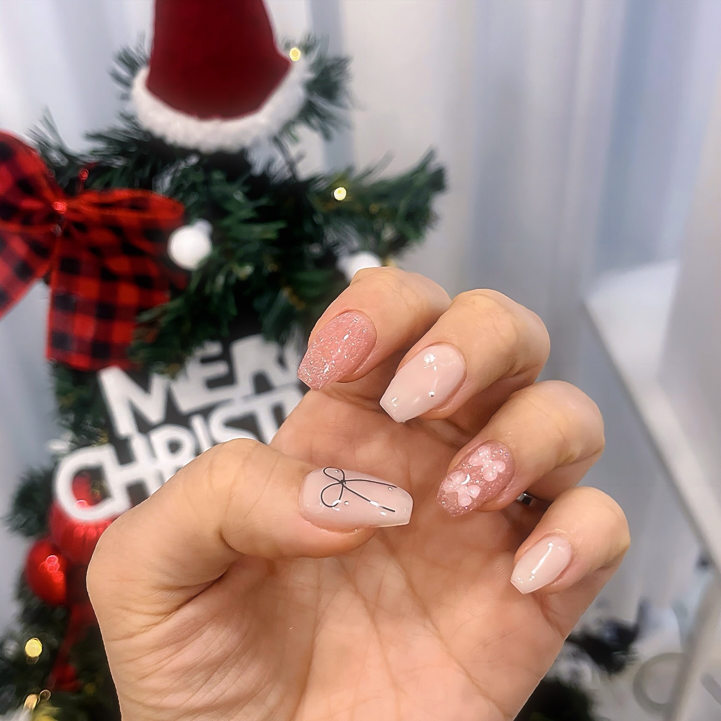 클수마스가 다가오니까🧑🏻‍🎄🎄
#리본네일 #겨울네일 #크리스마스