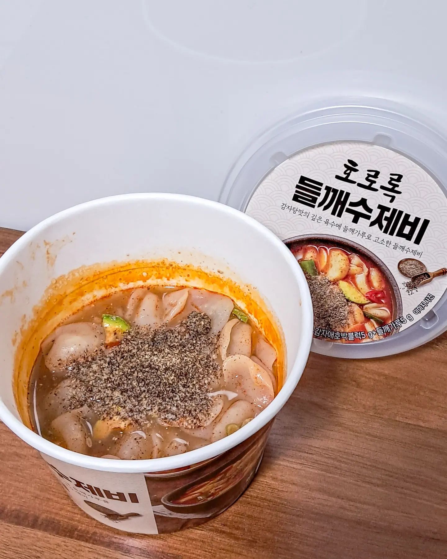 #협찬 #호로록수제비

📍CU

🥳CU덕후 42기가 되었어요~!
앞으로 CU 신상품 많이 소개해드릴게영🧡

따끈따끈한 CU신상😆
호로록 들깨수제비 감자탕맛을 먹어봤어요!

우선 사진으로도 보이는 것처럼
수제비 양이 많아서 좋았구
국물이 진짜 시원하더라구요~👍
요즘 같은 쌀쌀한 날씨에 딱 어울리는 맛!
밥 말아먹어도 맛있을 것 같아요🤔

들깨가루까지 뿌리니까 완전 꼬소!

참고로, 호로록수제비는 총 3가지에요~
호로록 해물수제비랑 김치해물수제비도 있으니까 취향에 맞게 드셔보세영😆🧡

#cu덕후 #cu덕후42기 #cu #cu신상 #편의점신상