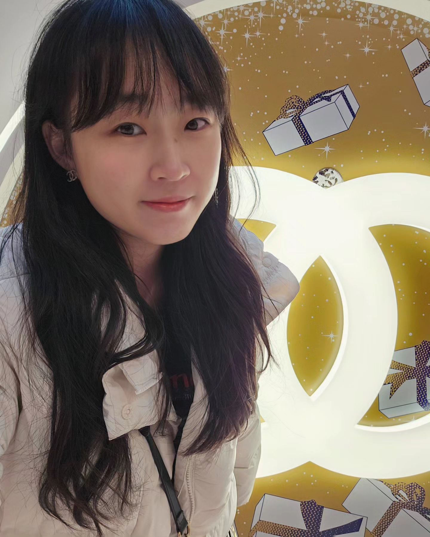 이번에 홀리데이 이벤트로
수블리마지 초대장이 와서 가봤는데
화이트 크리스마스 처럼 꾸며져 있어서
힐링하고 왔네요ㅎ
포토존 너무 이쁘게 꾸며져 있어서
사진 진짜 잘나오고 이뻐요ㅎㅎ

롯데백화점본점 들리실일 있으시면
한번 가보세요ㅎㅎ

#샤넬 #샤넬뷰티
#롯데백화점본점