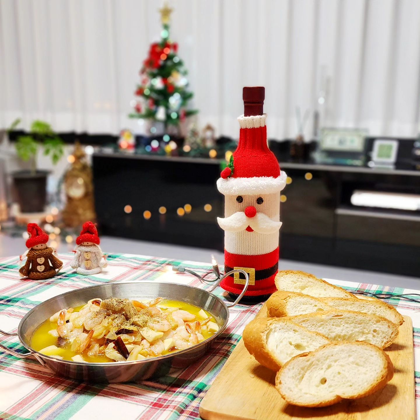 #🎄 #미리메리크리스마스 

청도 친정집에서 엄마아빠랑 울신랑이랑
어제 맛있는 감바스랑 등갈비찜 먹고
오늘은 케익에 촛불까지 후❤️❤️
행복하고 즐거운 시간 보내는 중입니다ㅎㅎㅎ

다들 행복한 크리스마스 연휴 보내고 계신가용?🎅

(마지막은 울 귀요미 산디ㅋㅋ)