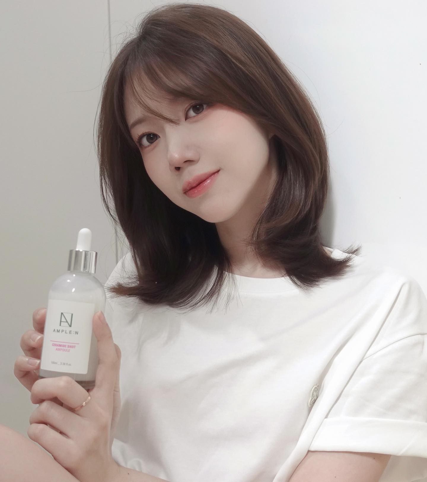 #광고 일때도 아닐때도, 제가 영상에서 찐템으로 자주 소개해 드렸던 세라마이드샷 앰플! 기억하시나요🥹
환절기가 오면서 피부가 건조해지면 무조건 화장대 맨앞에 나와있는..
저의 속당김을 해결해준 촉촉보습의 대명사 앰플엔의 세라마이드샷 앰플!
세라마이드 성분이 FULL로 가득차서 풀세라앰플 이라고도 불려요.

세라마이드는 피부장벽 강화 및 개선에도 도움이 되고 피부 보습에 꼭 필요한 성분인데,
세라마이드 성분이 3가지나 가-득 들었어요!

사용하고 나면 피부가 금세 촉촉해지고
다음 날 일어났을 때 피부가 매끈하고 화장도 쫀쫀하게 잘 먹어서 베이스 전 필수템..✨
건강하고 촉촉한 피부는 이번생엔 불가능한줄 알았는데 그걸 가능하게 해준 세라마이드샷 앰플 🥹

리뷰와 평점이 증명하는 1등 앰플이니 다들 꼭 확인해보세요💛

#앰플엔 #세라마이드샷앰플 #풀세라앰플