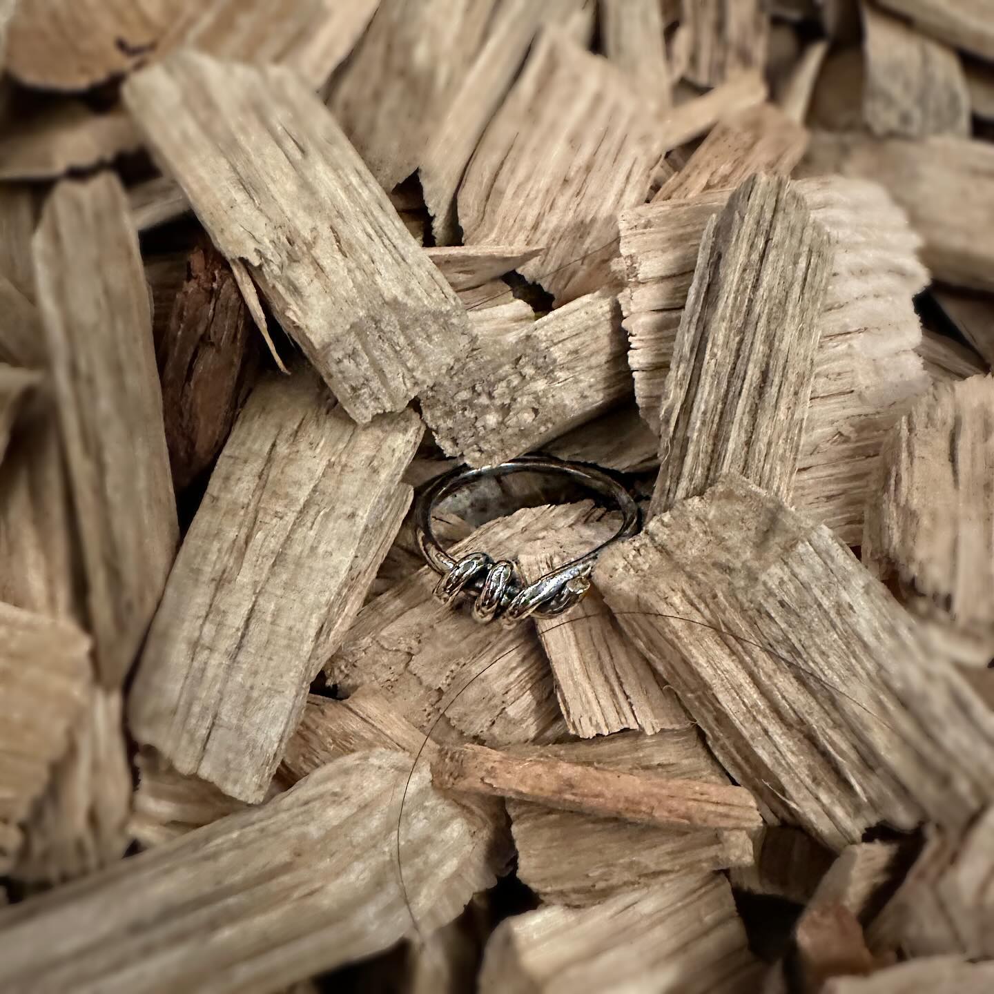 vacia_jewelry 

데일리한 진짜 실버 반지 자랑하기💍
요새 나의 짝꿍반지 

포장도 이뻐서 
선물하기도 너무 좋다구요🎁

#바시아 #바시아주얼리 #실버주얼리 
#생일선물추천 #악세사리추천
#친구선물추천 #우정반지추천
#무알러지반지 #유니크한반지
#데일리반지추천