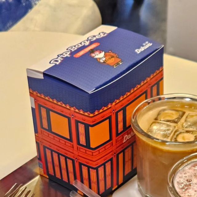 정애리 on Instagram: "#광고 행궁동 카페도화🐯 커피 + 디저트 + 뷰 = 완벽 심지어 휠체어리프트까지 진짜 감동이었다 ㅜ 메뉴 보자마자 인절미폭포크림크루아상에 꽂혀서 주문했는데, 극락 그