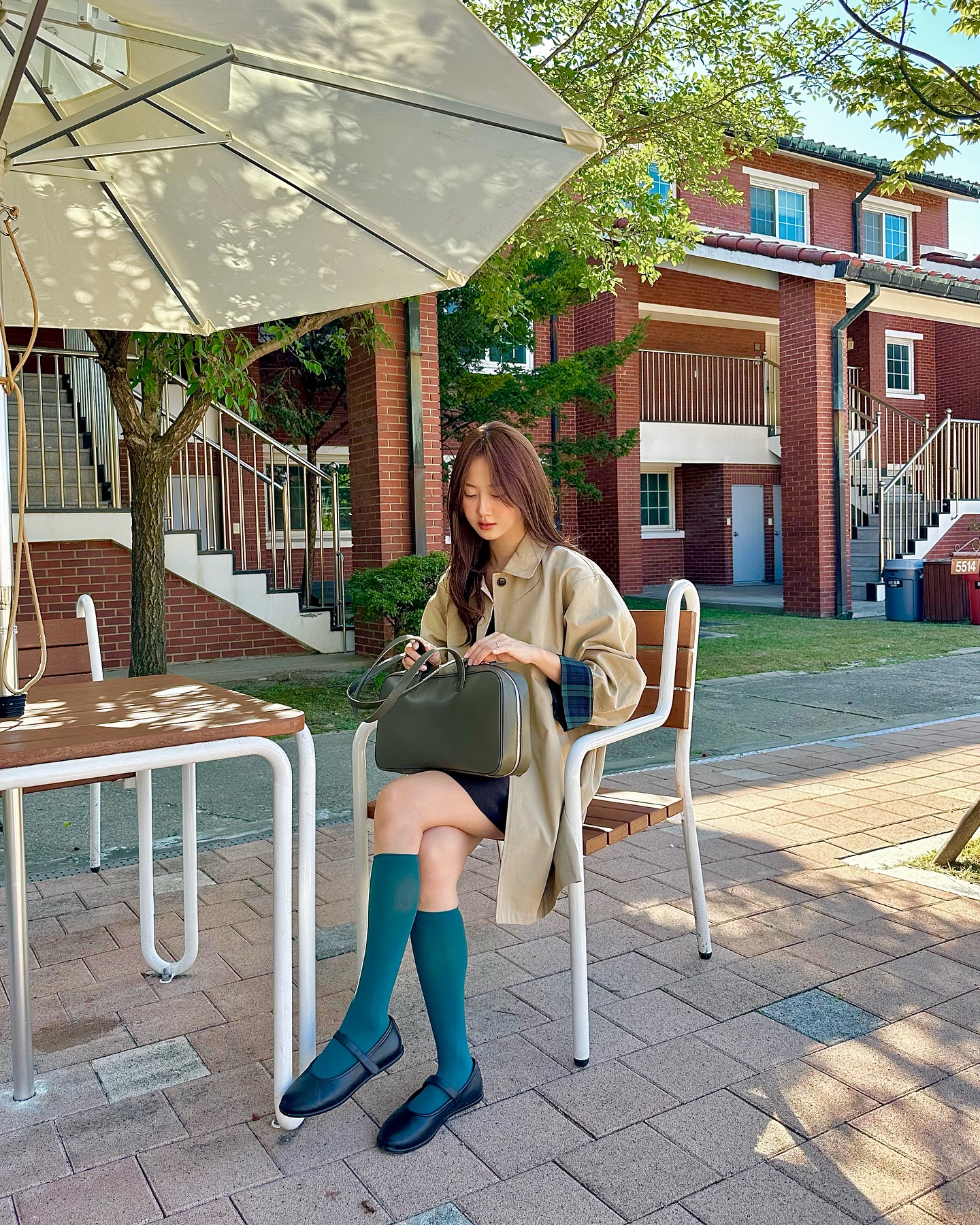 till.idie_official
이번 틸아이다이 24FW 신상 중 보여드릴 두번째 착장🍂 
소매 부분에 체크배색 포인트가 들어간 하프기장의 
트렌치코트에요. 요즘 날씨에 입기에 딱! 🤎
.
.
.
#틸아이다이 #TILLIDIE #가을트렌치코트 #여자가을코디 #여자가을패션 #여자가을옷코디 #트렌치코트 #트렌치코트코디