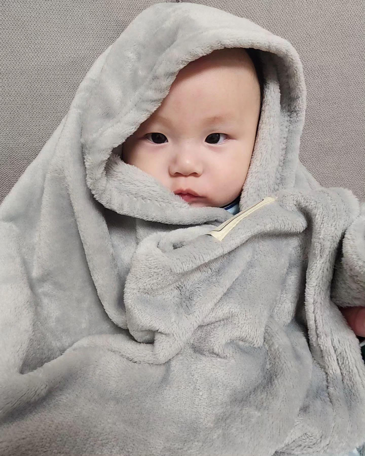 #협찬 

겨울에 아가 블랭킷 어떤거 사용하세요~!?
이레는 마이블랭킷 담요 애용하고있어요>.<
집에서도 밖에서도 아주 유용하게 사용중!
이레 애착담요등극! 너무 좋아해요 

✔️실키 피니시 가공으로 상상 이상 극강의 부들부들한 촉감과 포근함,

✔️국내외 공인 안전인증 통과 제품이라
약한 아기피부에도 찰떡!!

✔️털빠짐도 거의 없는 고밀도 초경량 극세사여서 아기들이 물고 빨아도 걱정없이요!!

✔️따뜻하고 가벼워서 휴대하기 좋아 학교,사무실,캠핑용으로 사용가능해요

✔️촘촘한 고밀도 극세사로 사면을 튼튼하고 꼼꼼하게 마감처리했어요!

✔️마이블랭킷 담요는 라벨에 이름을 적을 수 있도록 만든 제품이예요 

감사해요😊
리빙 토탈 침구 전문 브랜드 '더자리'
thezari_official 

#더자리 #마이블랭킷 #담요 #극세사담요 #겨울담요 #차랑용담요 #무릎담요 #캠핑담요 #사무실담요 #학생담요 #휴대용담요 #아기블랭킷 #아기극세사 #애착담요