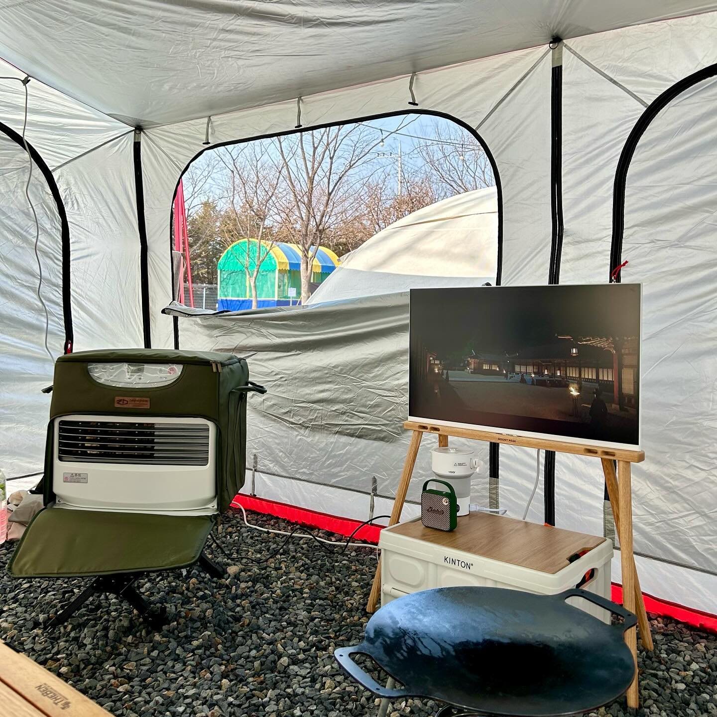 2박3일 룽지와 함께한 캠핑 일기🏕️

룽지가 마음껏 뛰어 놀 수 있는 애견놀이터가 있고 
연우 시후도 뛰어 놀 수 있는 방방이, 실내 볼풀장까지👍

이런 시설들이 모두 갖춰져 있는 #가온빌리지
아이와 반려견과 
함께 하는 가족 캠핑장으로 완전 강추❤️

#캠핑 #캠핑장추천 
#애견캠핑장 #키즈캠핑장 
#노스피크 #홀리데이 

이제 리빙쉘이 탐나넹🤔